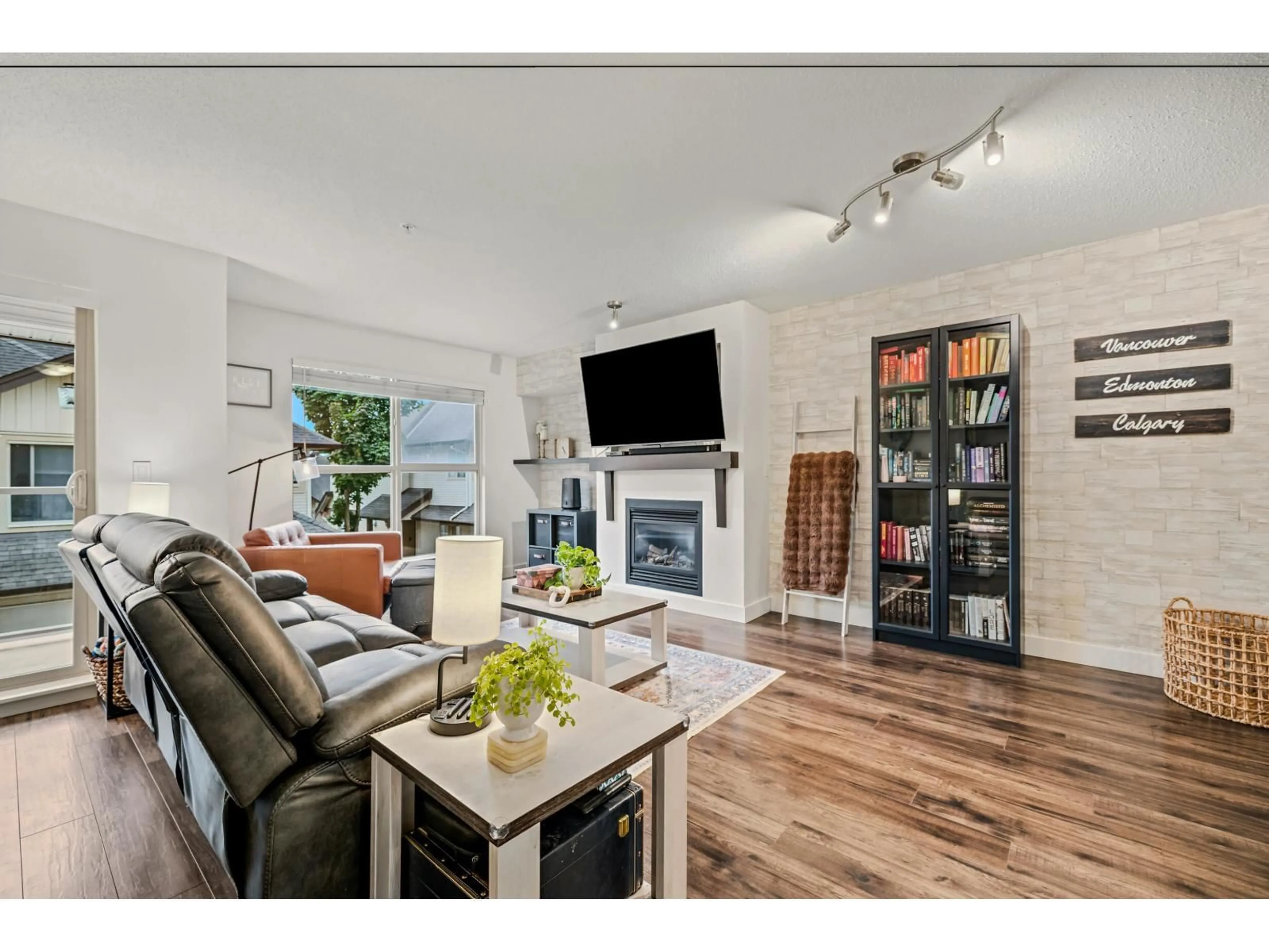 Living room with furniture, wood/laminate floor for 70 - 20350 68 AVENUE, Langley British Columbia V2Y3A5