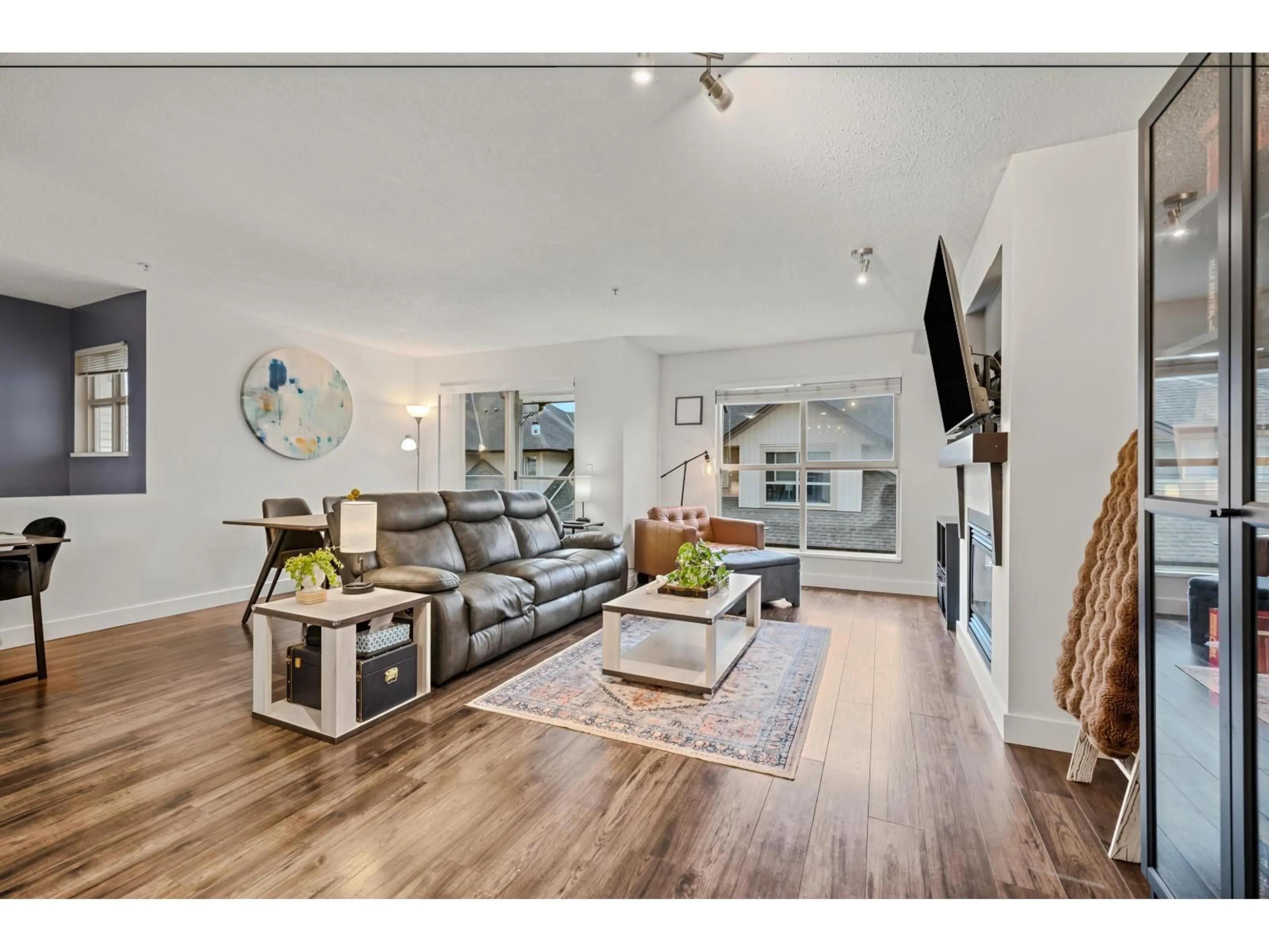Living room with furniture, wood/laminate floor for 70 - 20350 68 AVENUE, Langley British Columbia V2Y3A5