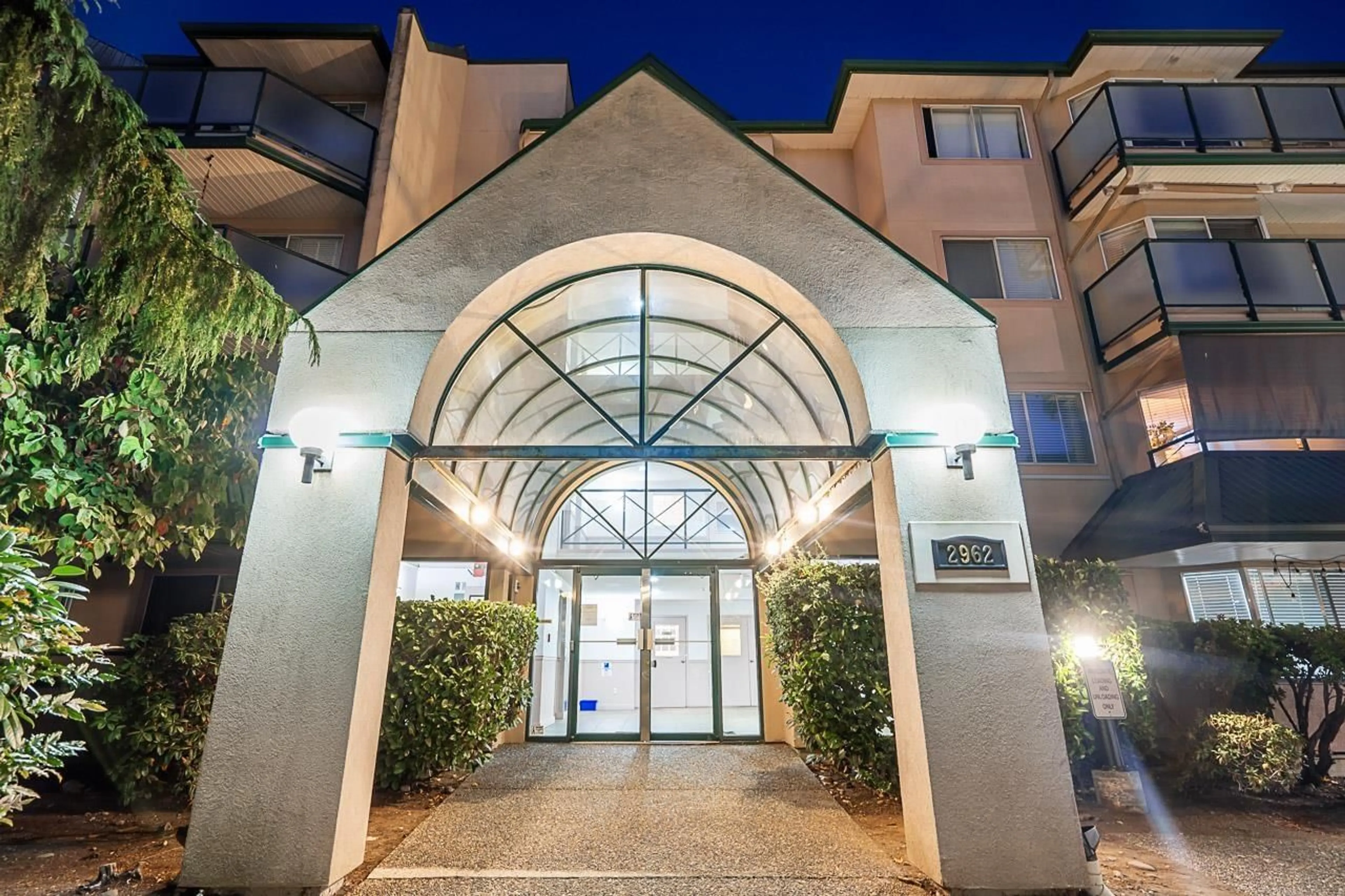 Indoor foyer for 315 - 2962 TRETHEWEY STREET, Abbotsford British Columbia V2T4M3