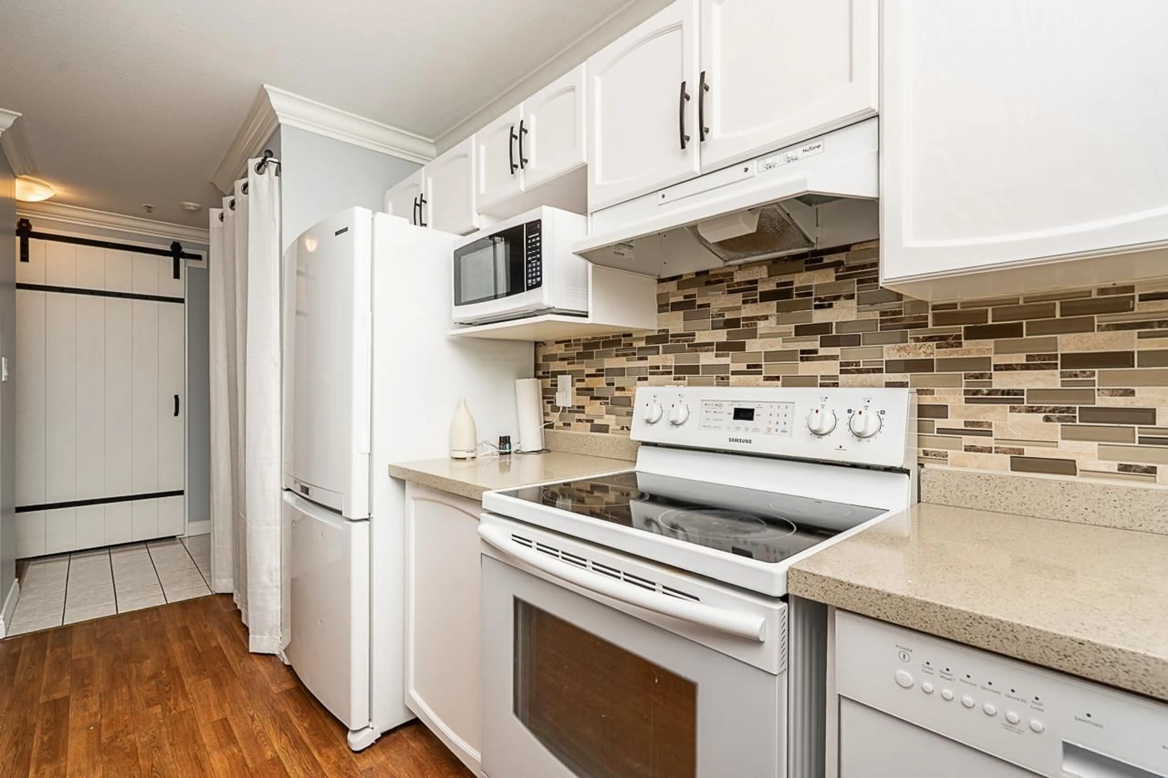 Standard kitchen, unknown for 315 - 2962 TRETHEWEY STREET, Abbotsford British Columbia V2T4M3