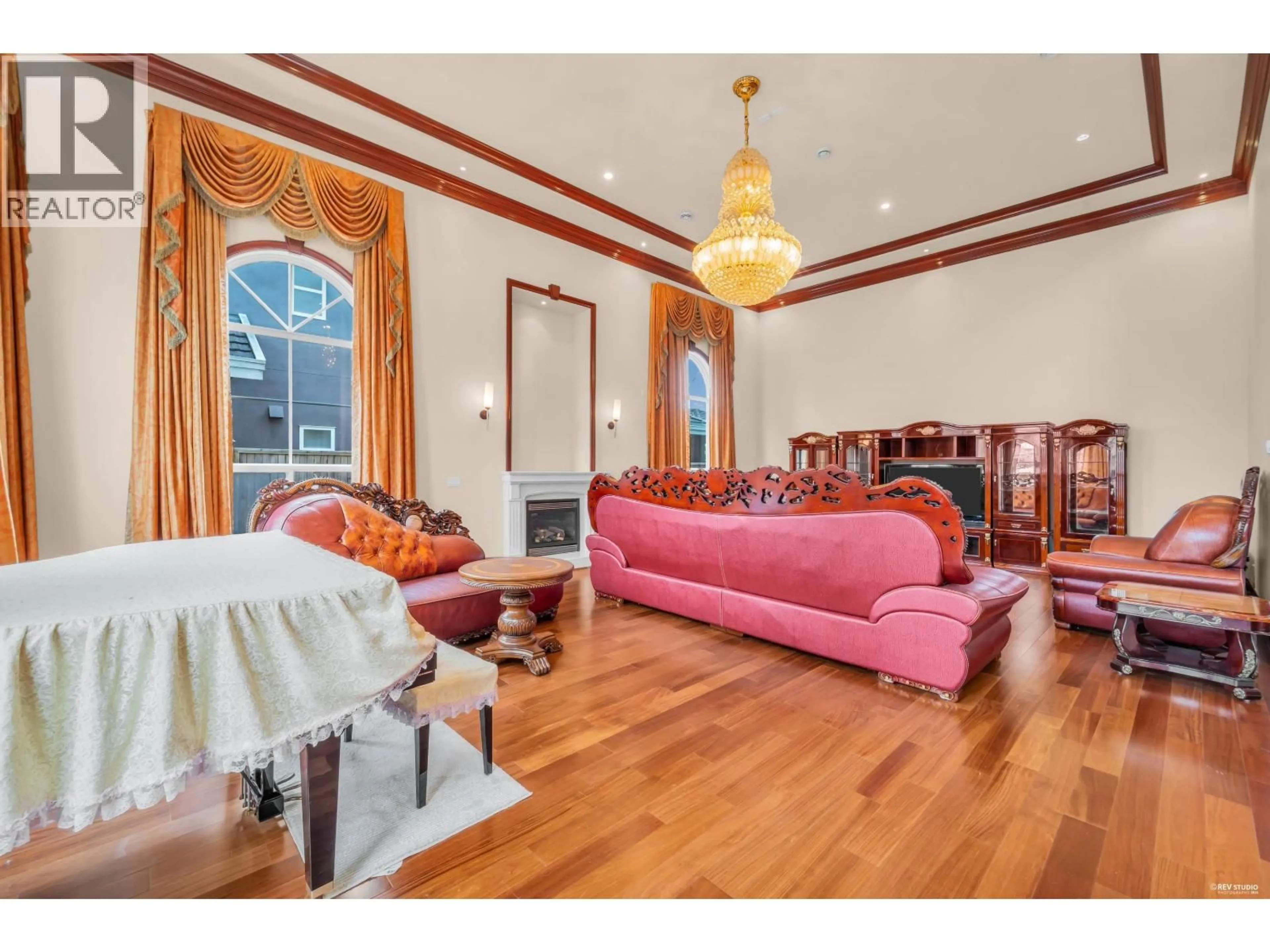 Living room with furniture, wood/laminate floor for 5180 CLIFTON ROAD, Richmond British Columbia V7C3B9