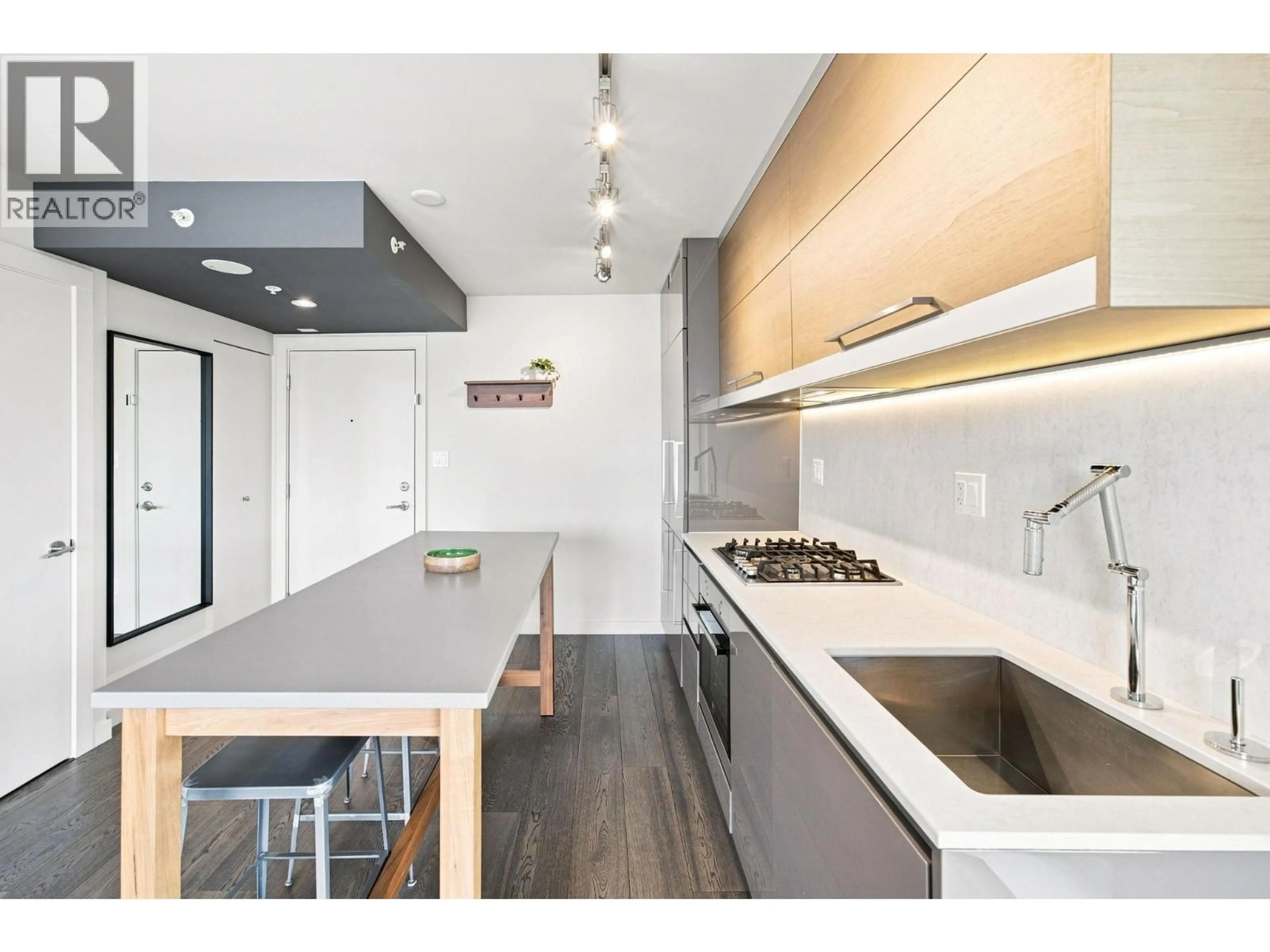 Contemporary kitchen, wood/laminate floor for 1006 - 189 KEEFER STREET, Vancouver British Columbia V6A0C8