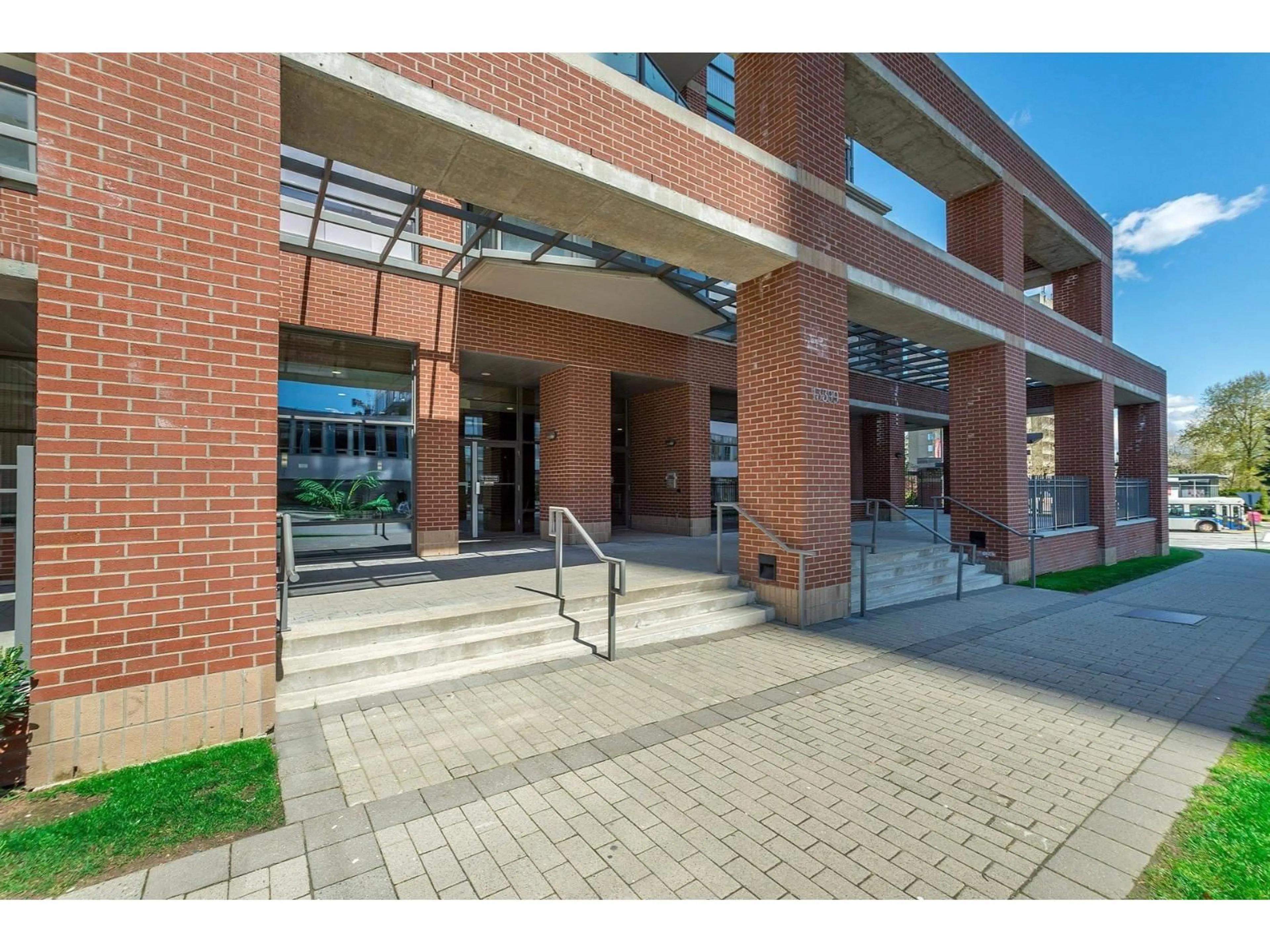 Indoor foyer for 404 - 13399 104 AVENUE, Surrey British Columbia V3T0C9