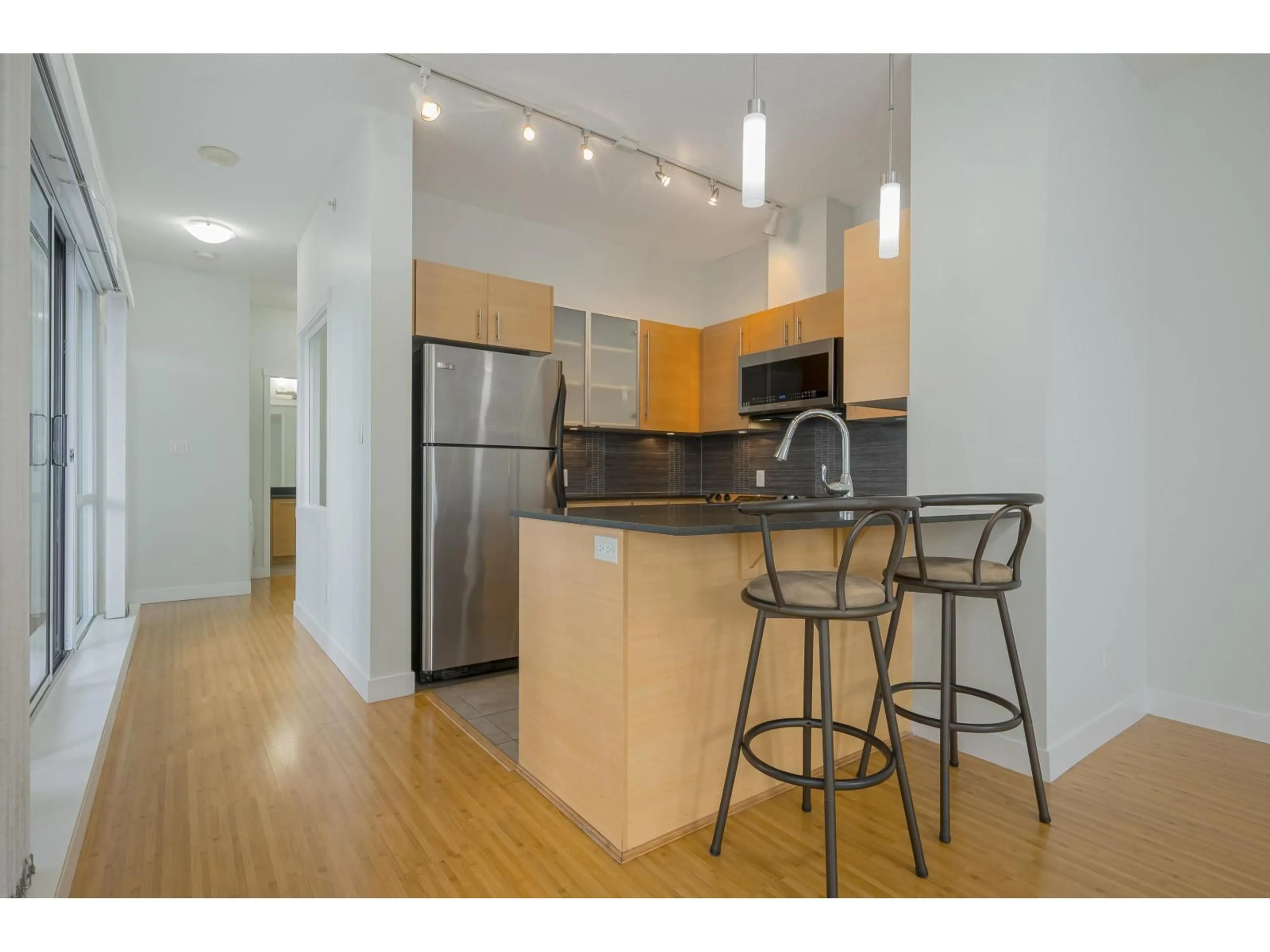 Standard kitchen, wood/laminate floor for 404 - 13399 104 AVENUE, Surrey British Columbia V3T0C9