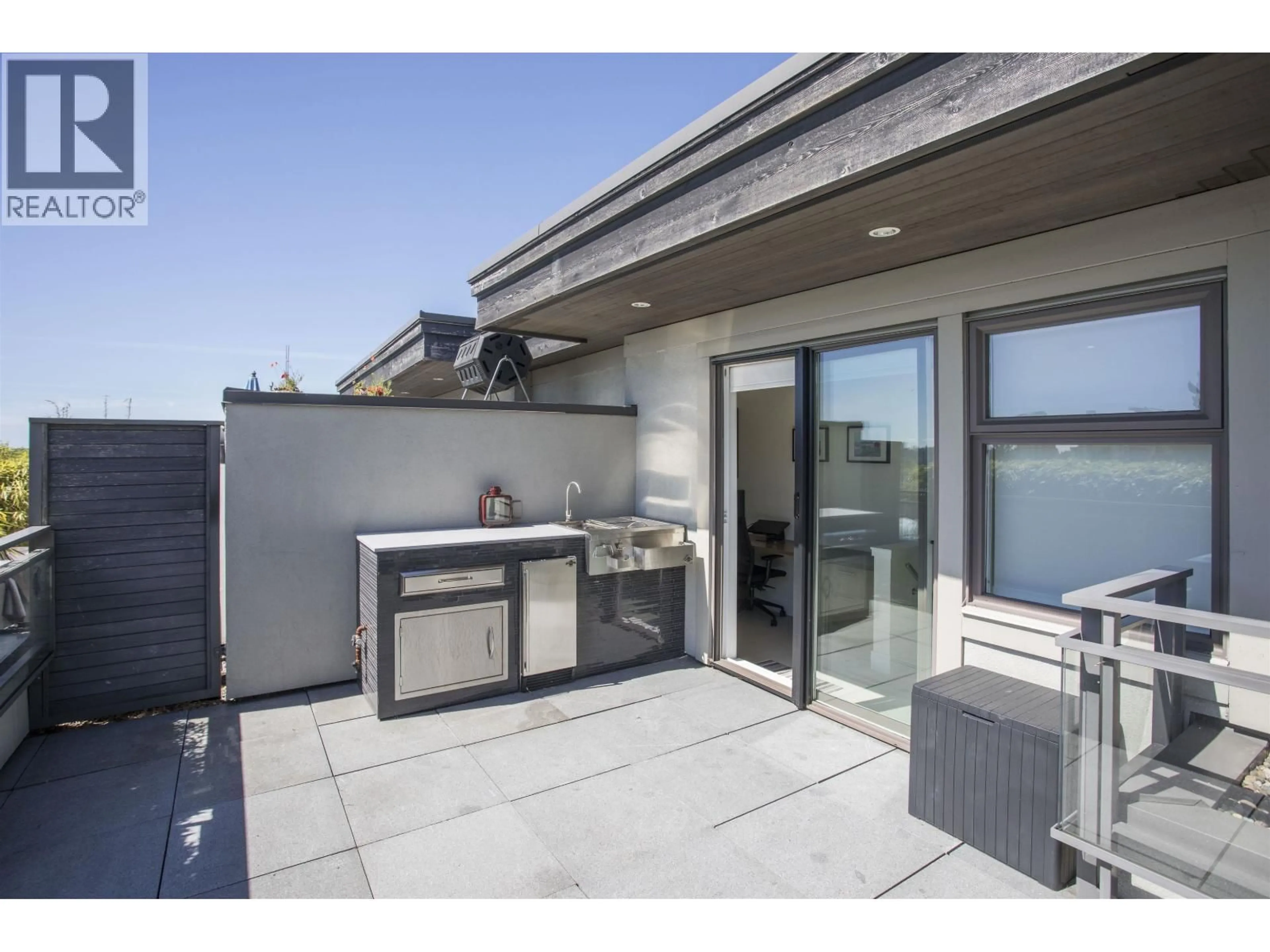 Patio, street for 300 - 2432 HAYWOOD AVENUE, West Vancouver British Columbia V7V1Y1