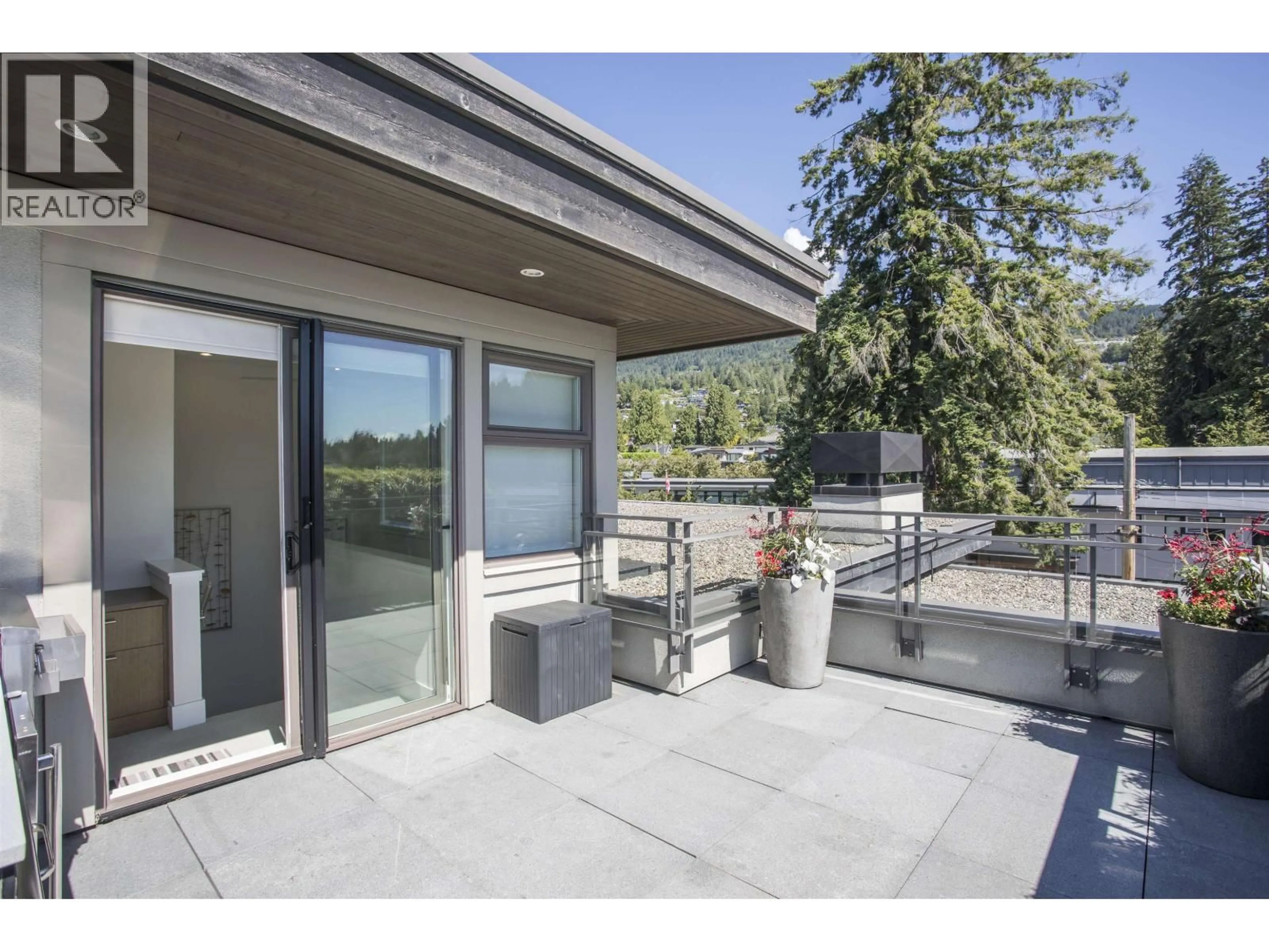 Patio, unknown for 300 - 2432 HAYWOOD AVENUE, West Vancouver British Columbia V7V1Y1