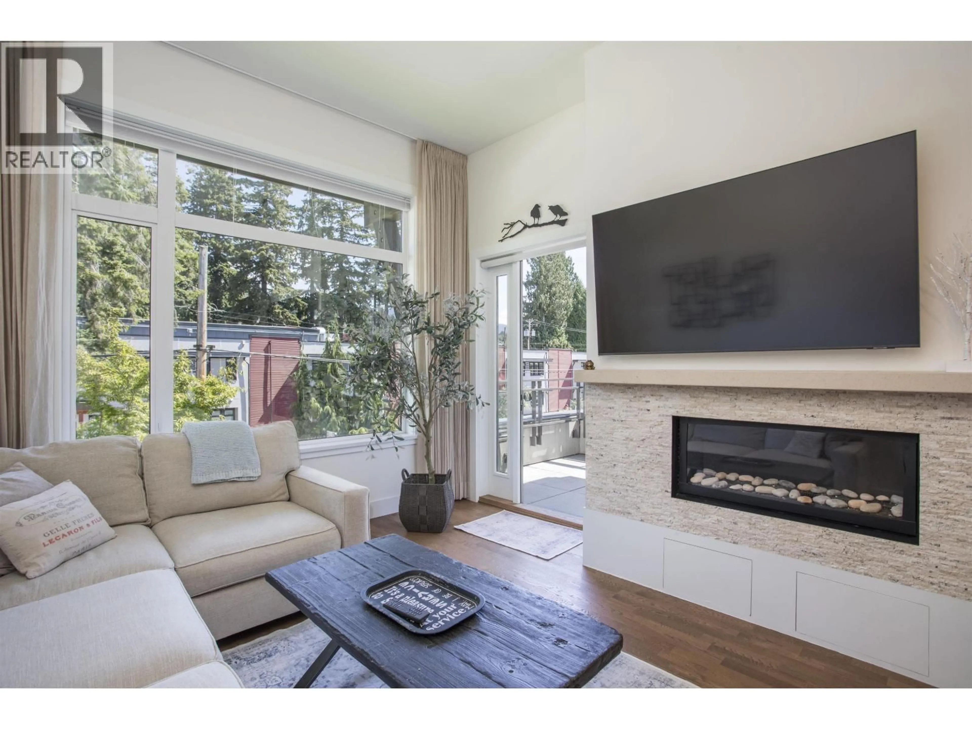 Living room with furniture, unknown for 300 - 2432 HAYWOOD AVENUE, West Vancouver British Columbia V7V1Y1