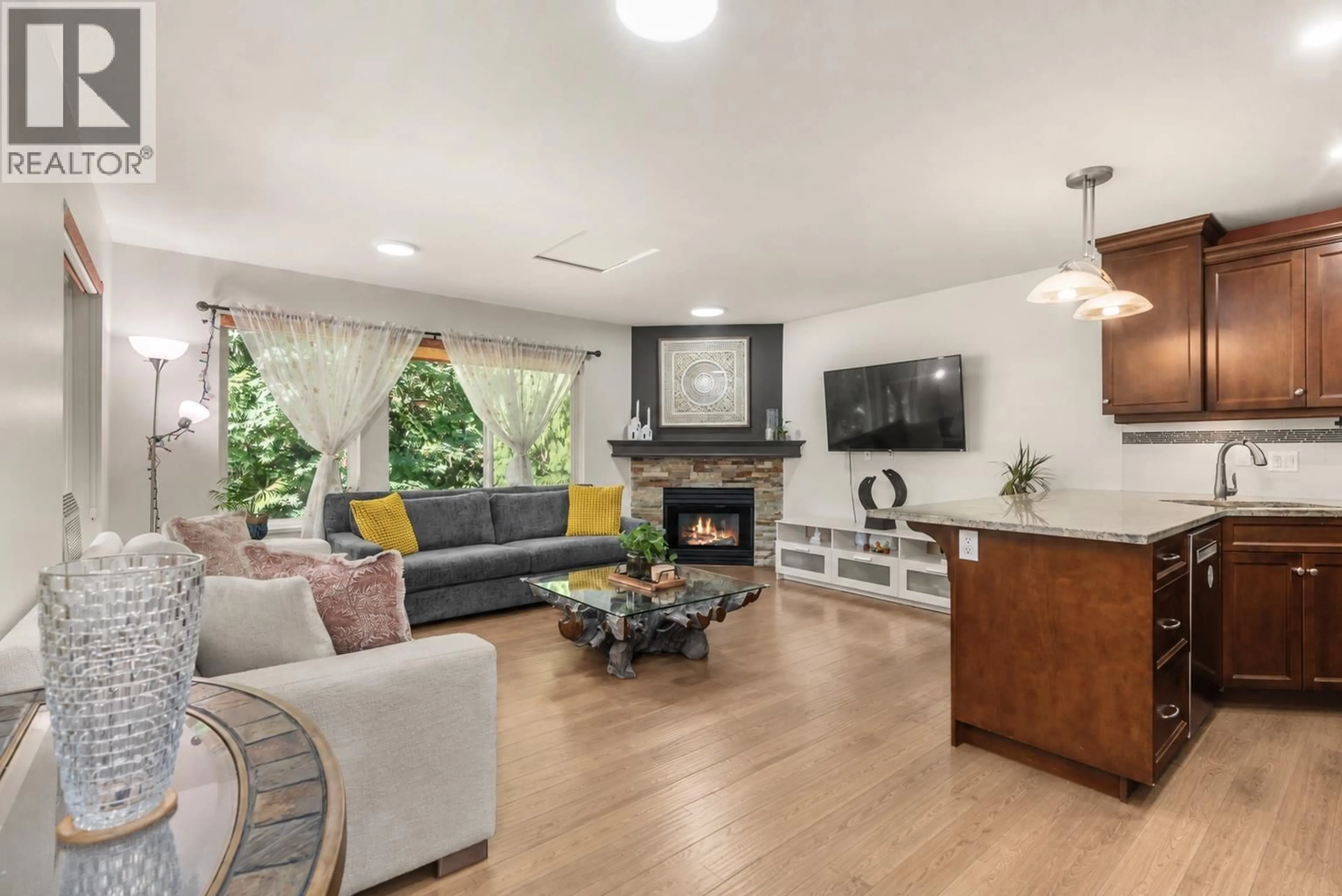 Living room with furniture, wood/laminate floor for 15 - 11355 COTTONWOOD DRIVE, Maple Ridge British Columbia V2X2C6