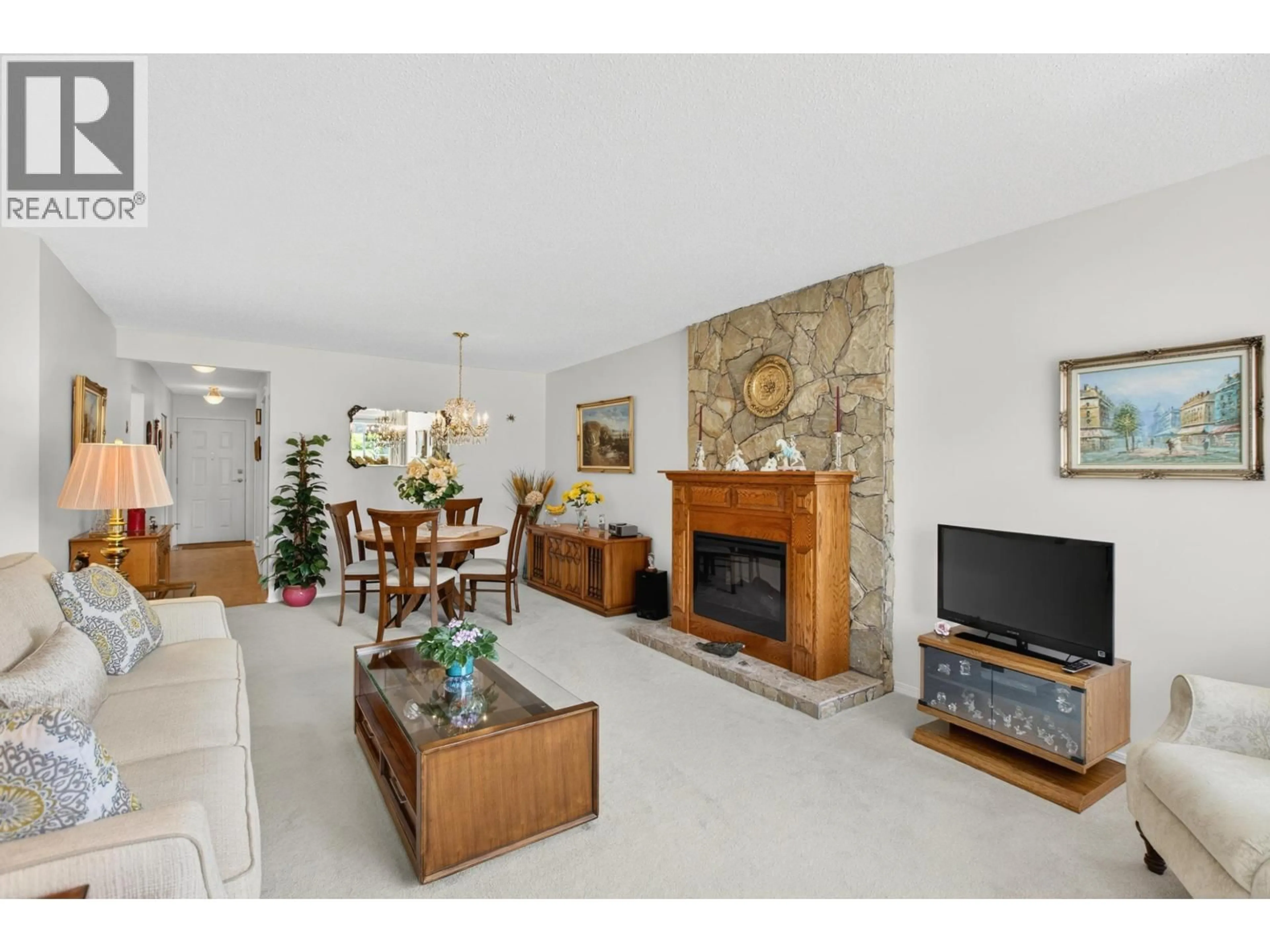 Living room with furniture, ceramic/tile floor for 4 - 19249 HAMMOND ROAD, Pitt Meadows British Columbia V3Y2B7