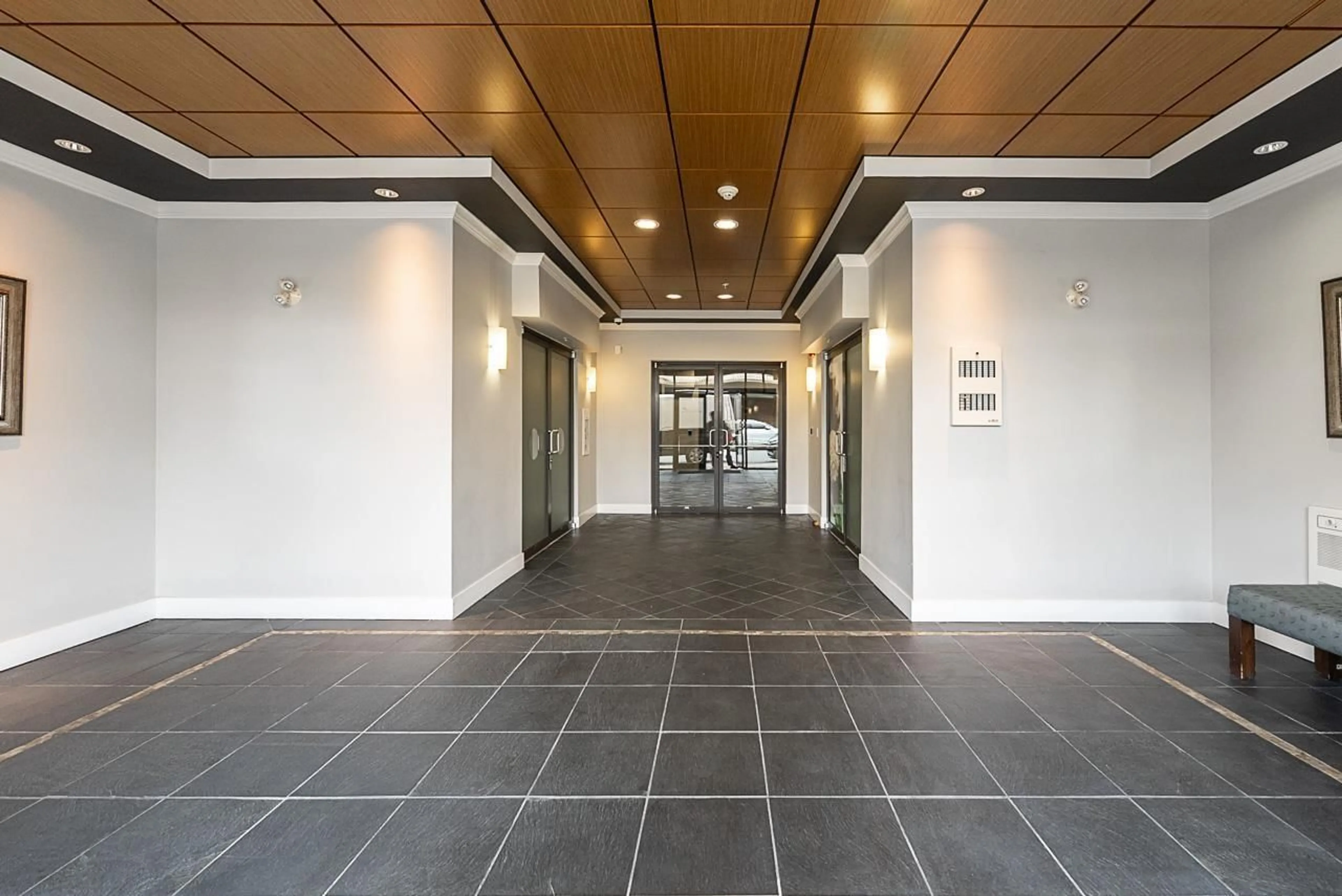 Indoor foyer for 102 - 2632 PAULINE STREET, Abbotsford British Columbia V2S0C9