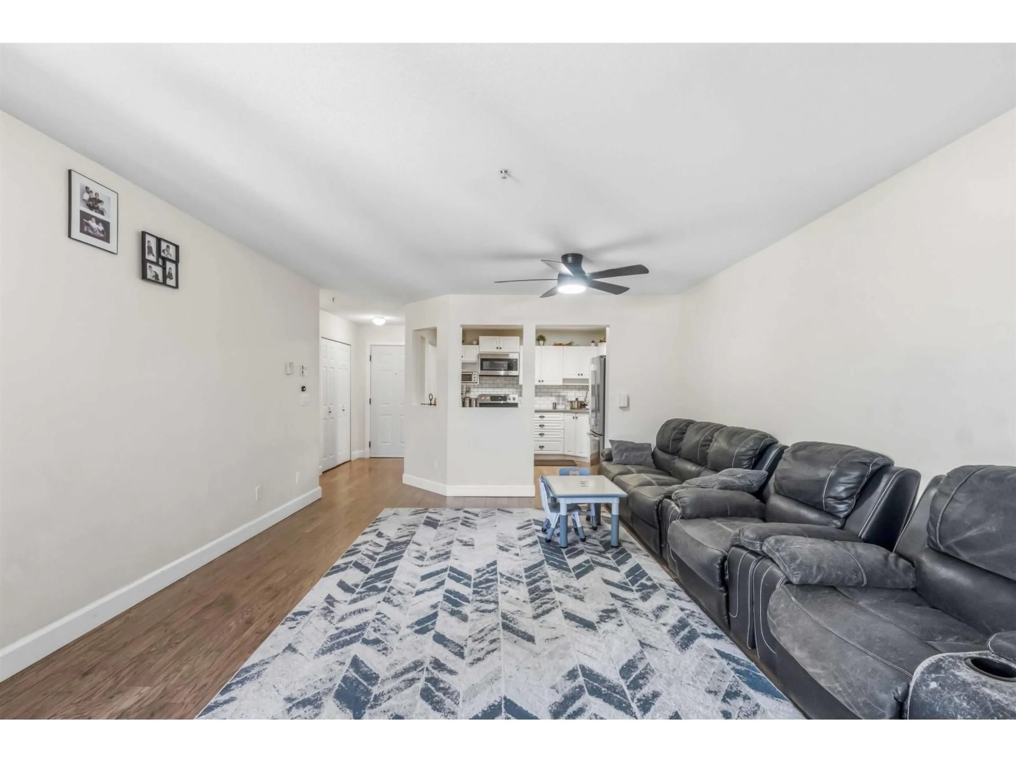 Living room with furniture, unknown for 405 - 2435 CENTER STREET, Abbotsford British Columbia V2T2N4