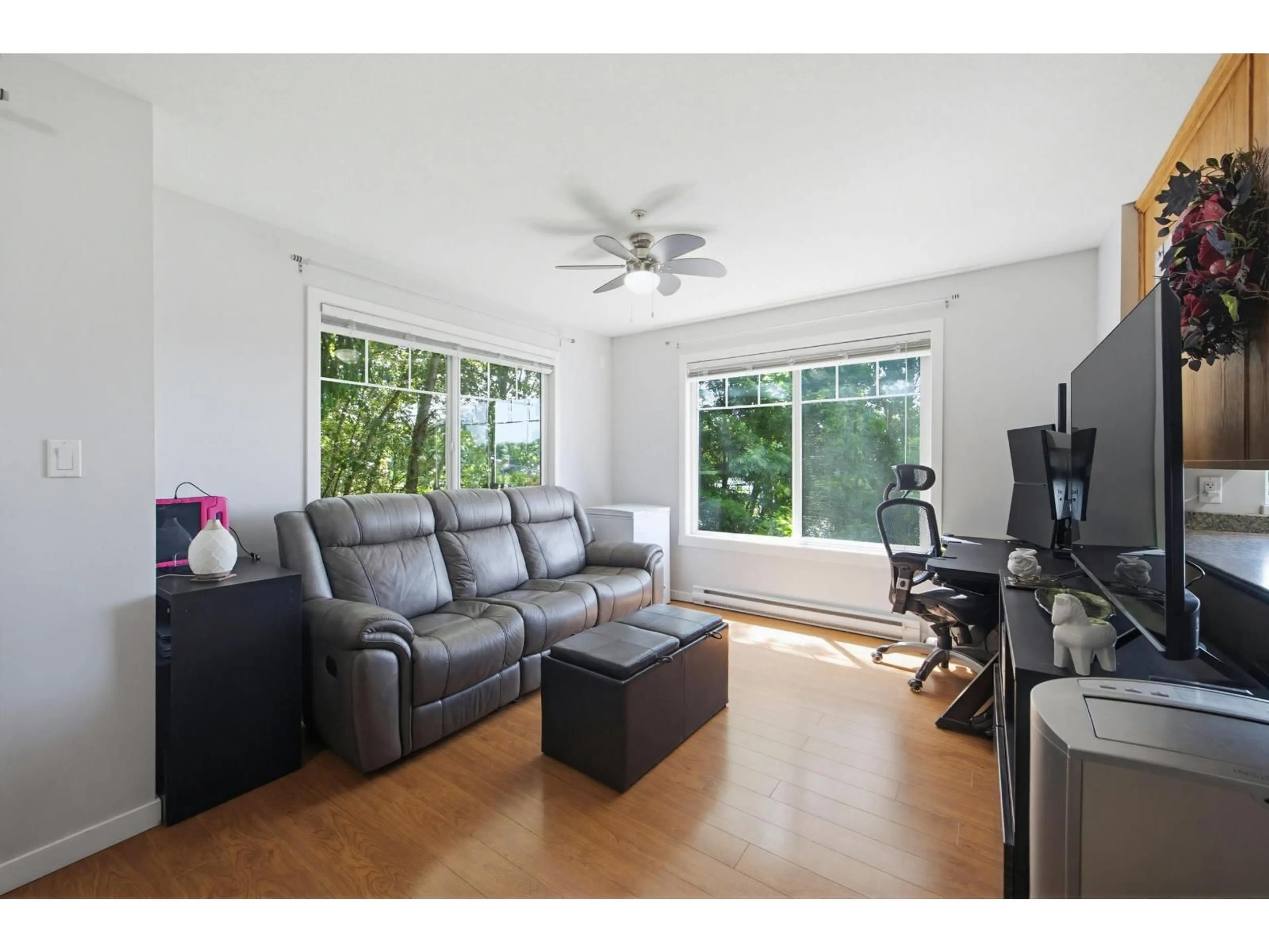 Living room with furniture, wood/laminate floor for 102 - 33960 OLD YALE ROAD, Abbotsford British Columbia V2S2J9