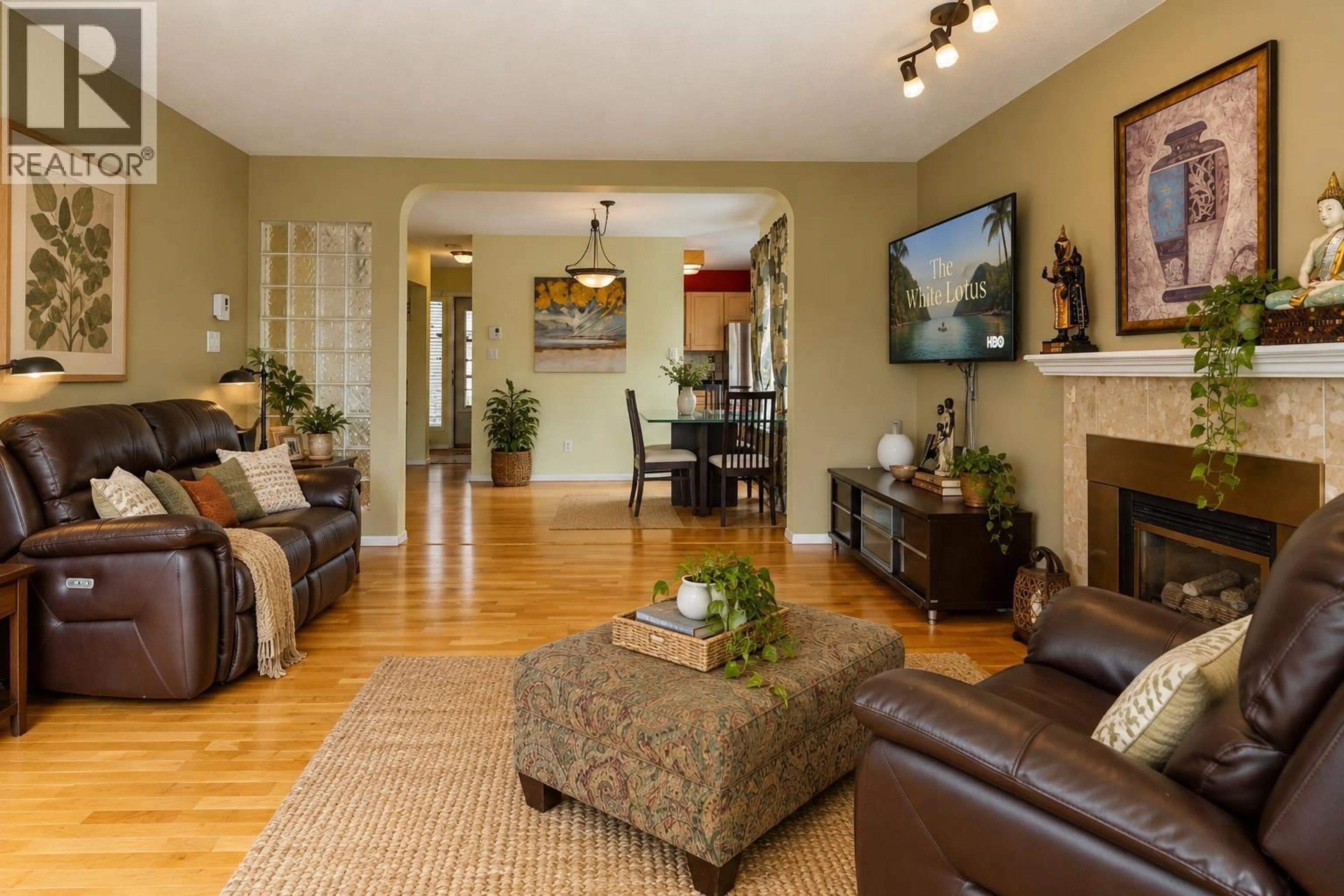 Living room with furniture, unknown for 406 - 1215 LANSDOWNE DRIVE, Coquitlam British Columbia V3E2P2
