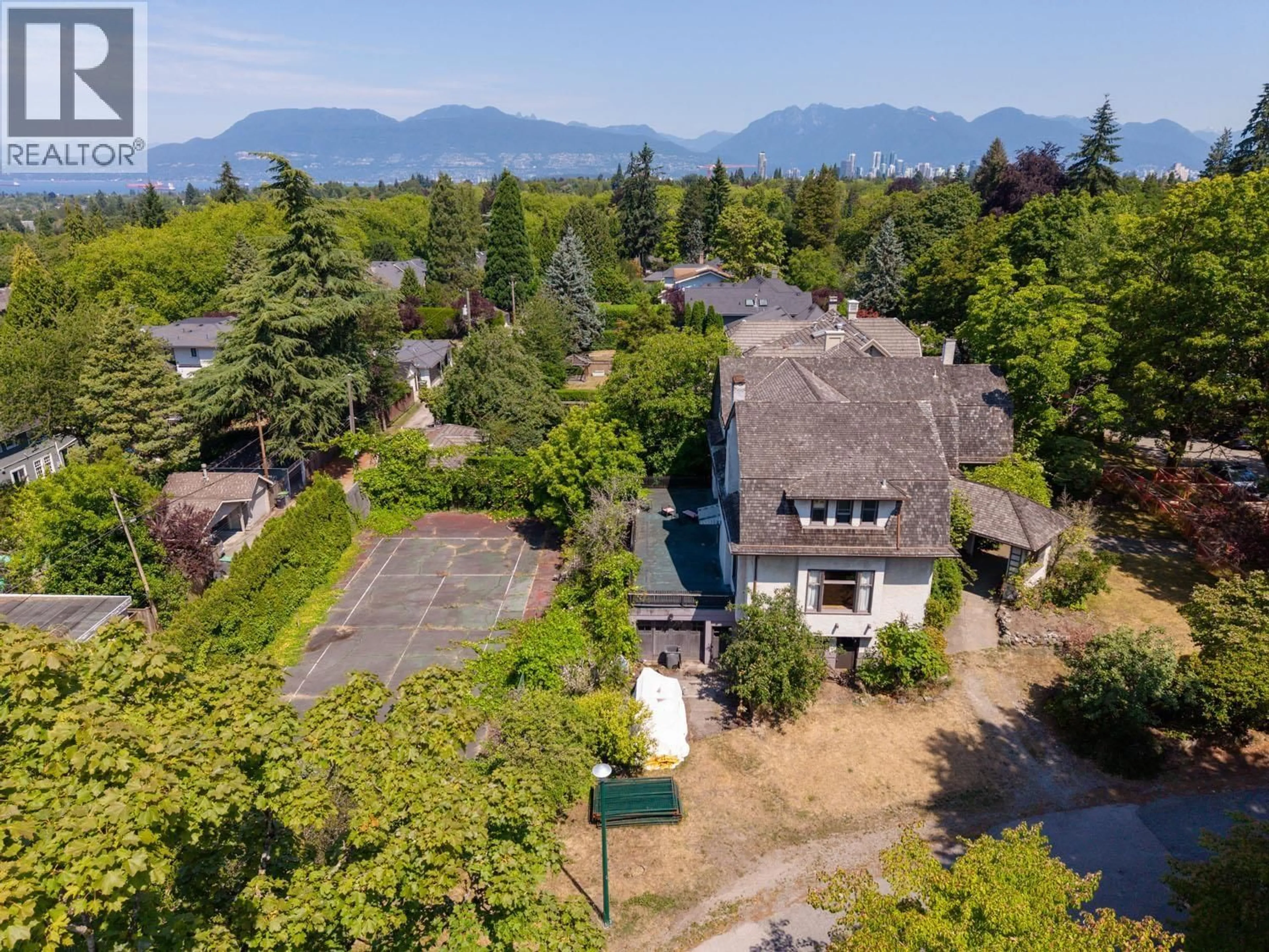 A pic from outside/outdoor area/front of a property/back of a property/a pic from drone, mountain view for 4987 CONNAUGHT DRIVE, Vancouver British Columbia V6M3E8