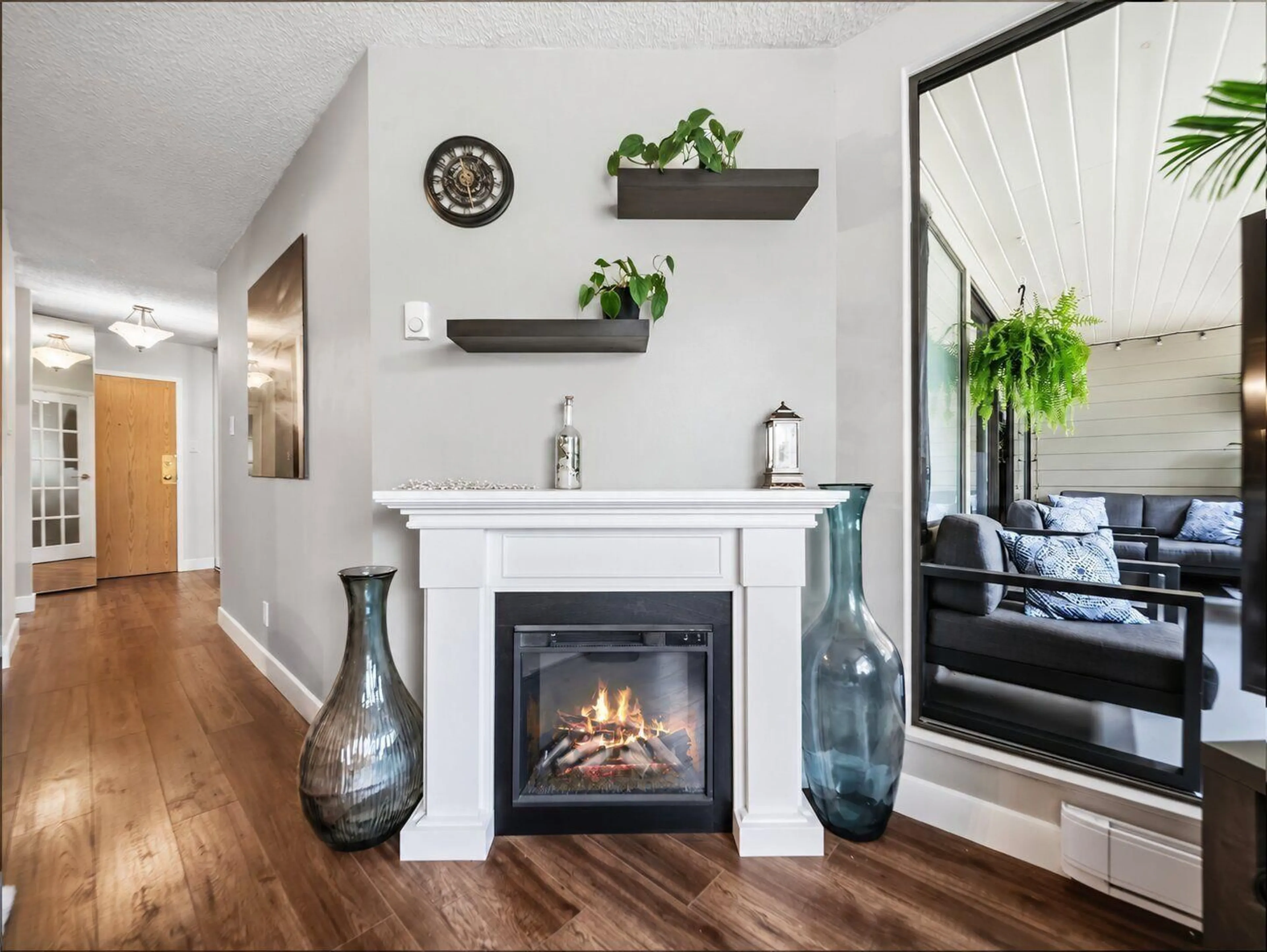 Indoor entryway for 208 - 15272 19 AVENUE, Surrey British Columbia V4A1X6