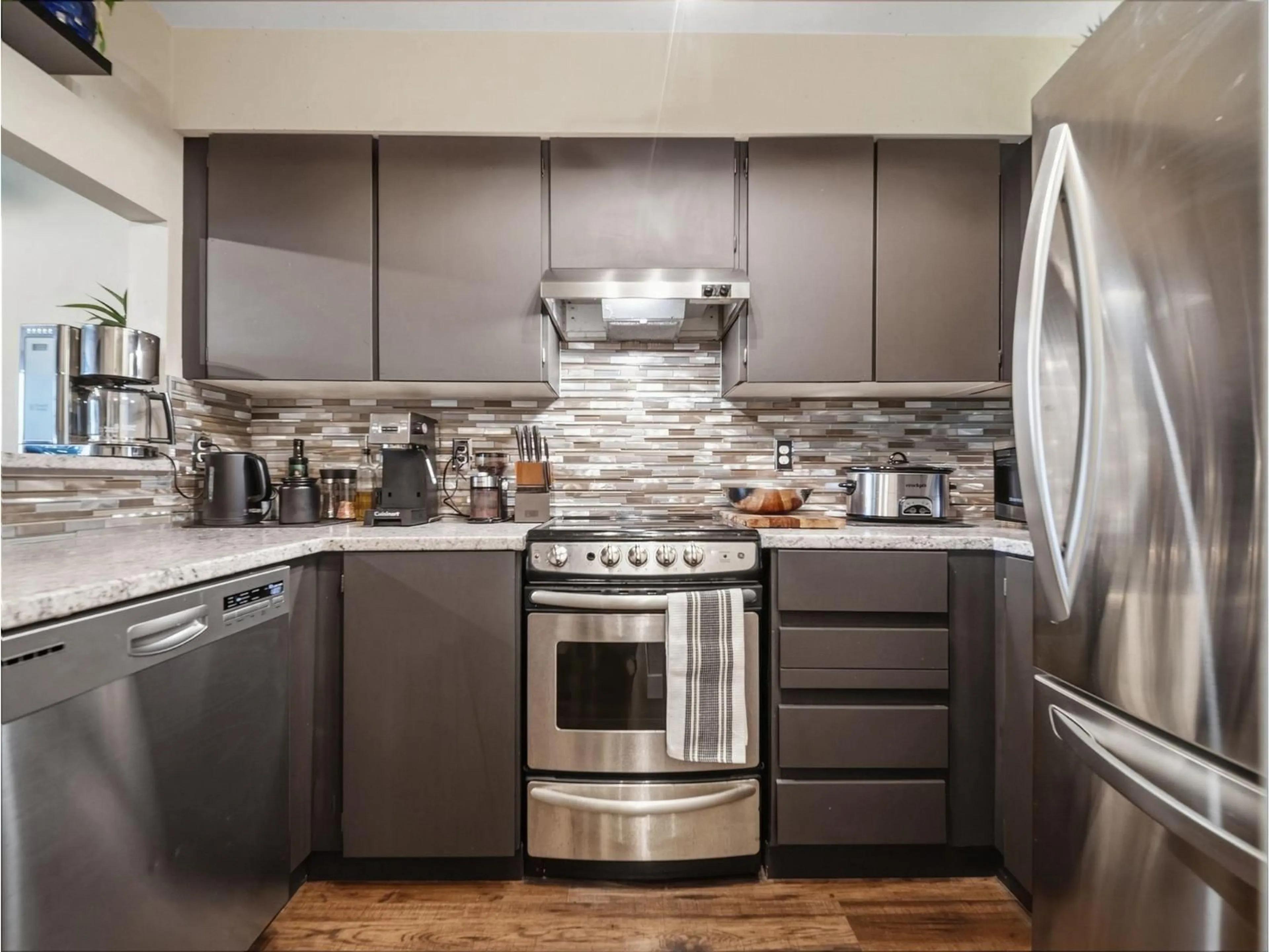Contemporary kitchen, unknown for 208 - 15272 19 AVENUE, Surrey British Columbia V4A1X6