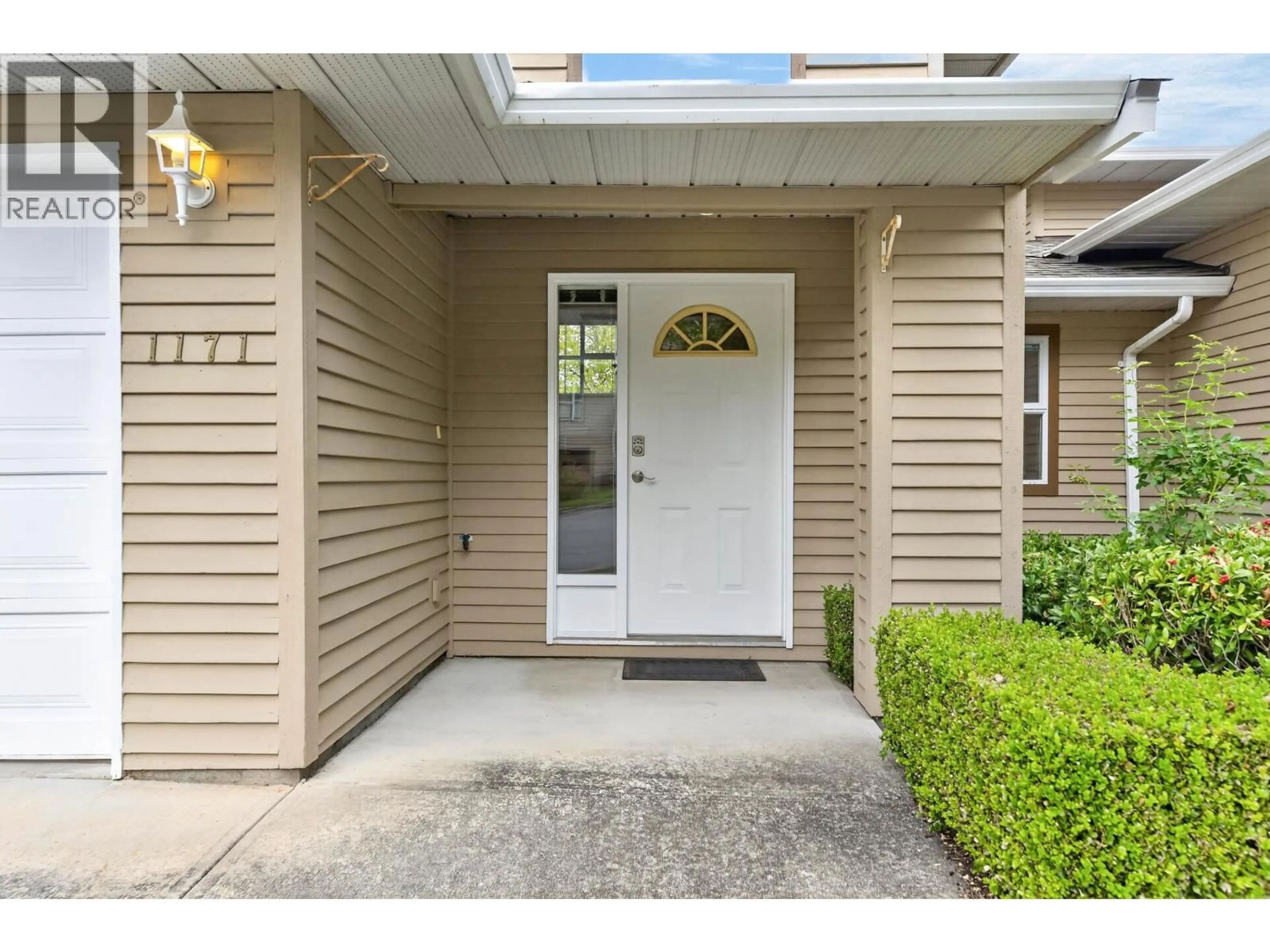 Indoor entryway for 1171 O'FLAHERTY GATE, Port Coquitlam British Columbia V3C6H2