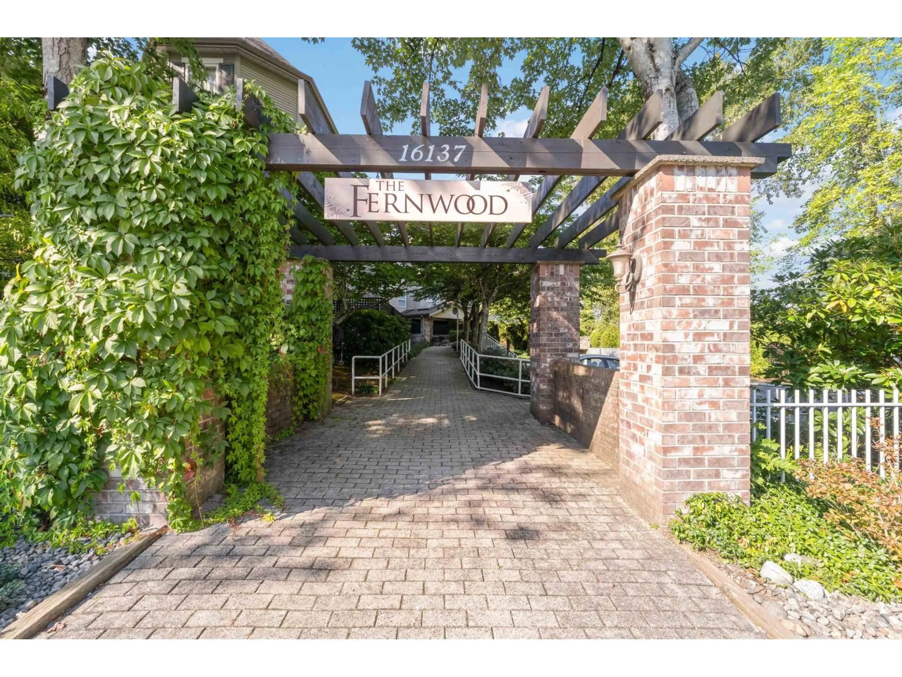 Indoor foyer for 105 - 16137 83 AVENUE, Surrey British Columbia V4N0N1