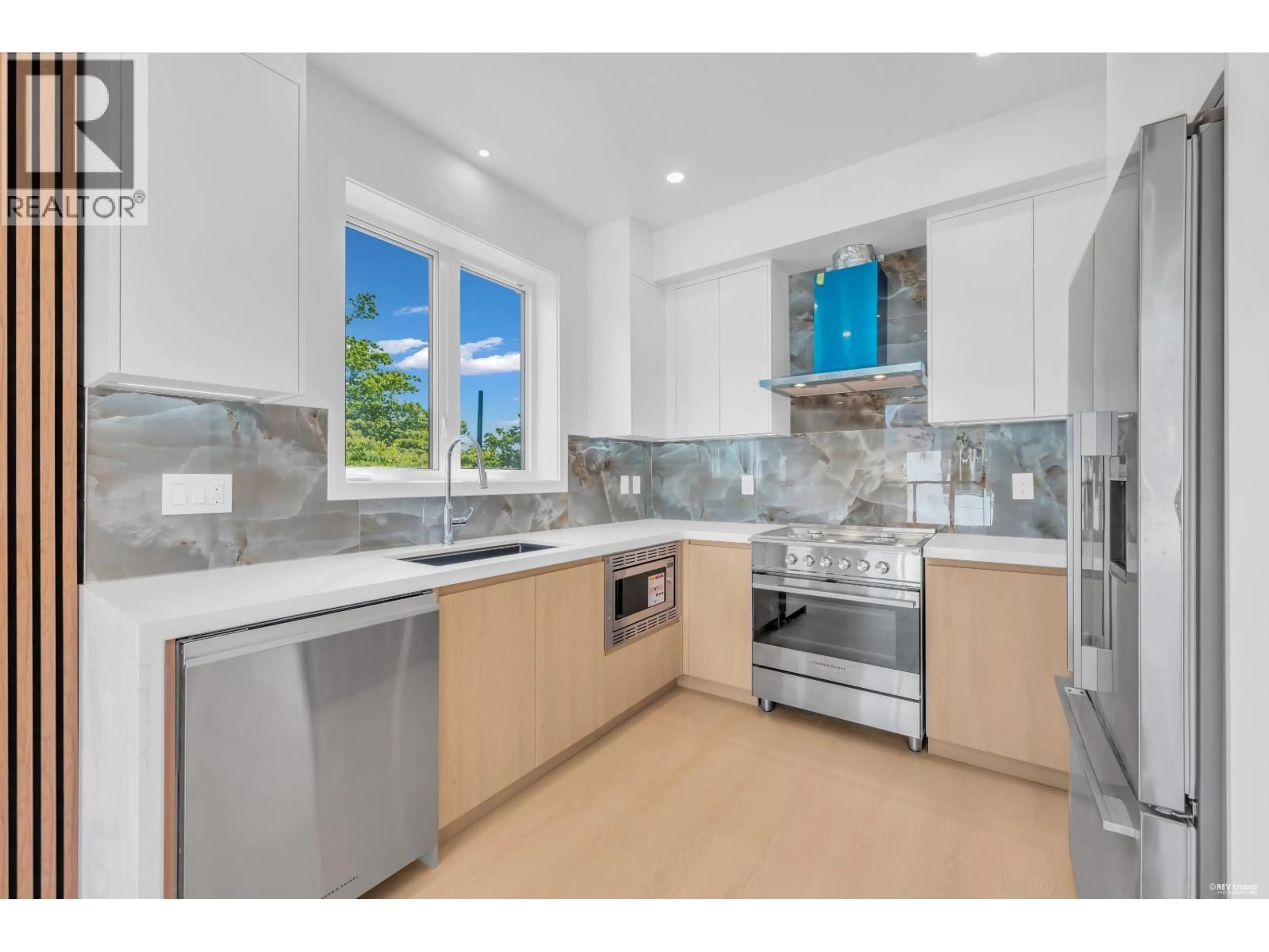 Unknown for 3 - 2893 ETON STREET, Vancouver British Columbia V5K1K4