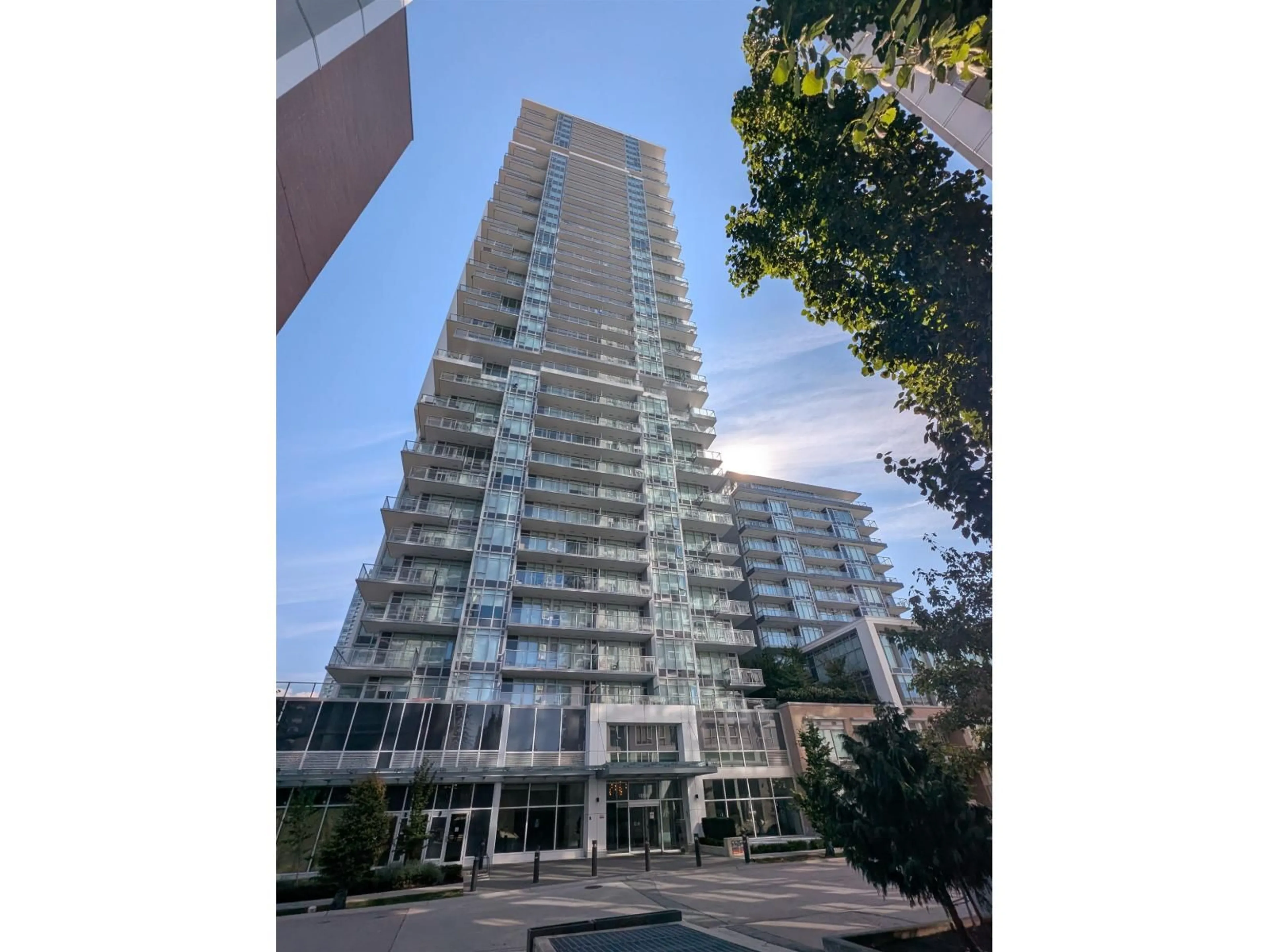 Indoor foyer for #915 - 13350 CENTRAL AVENUE, Surrey British Columbia V3T0S1