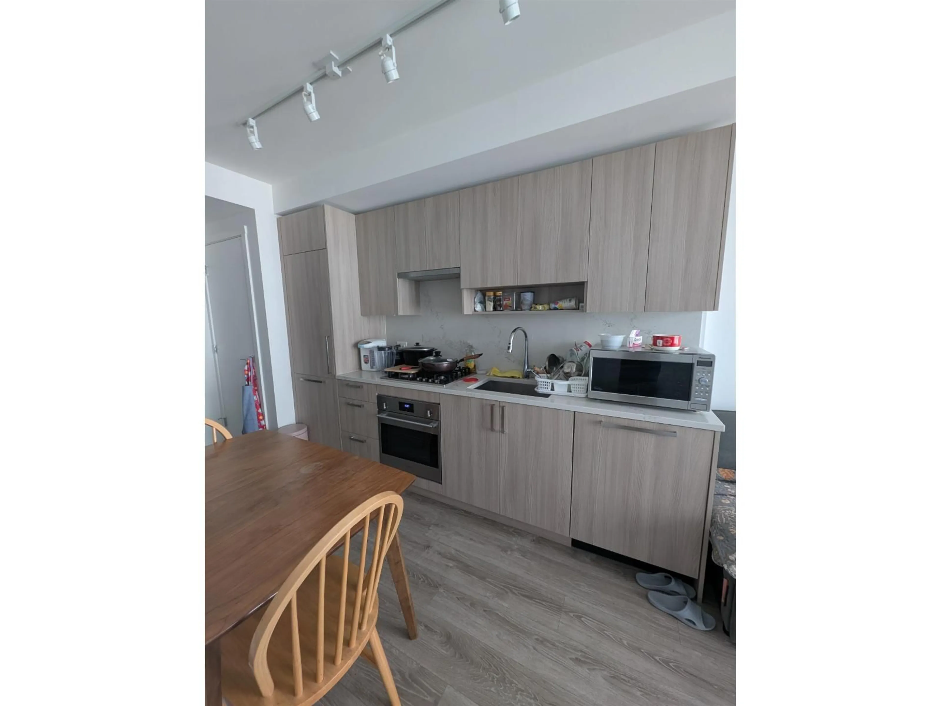 Standard kitchen, wood/laminate floor for #915 - 13350 CENTRAL AVENUE, Surrey British Columbia V3T0S1