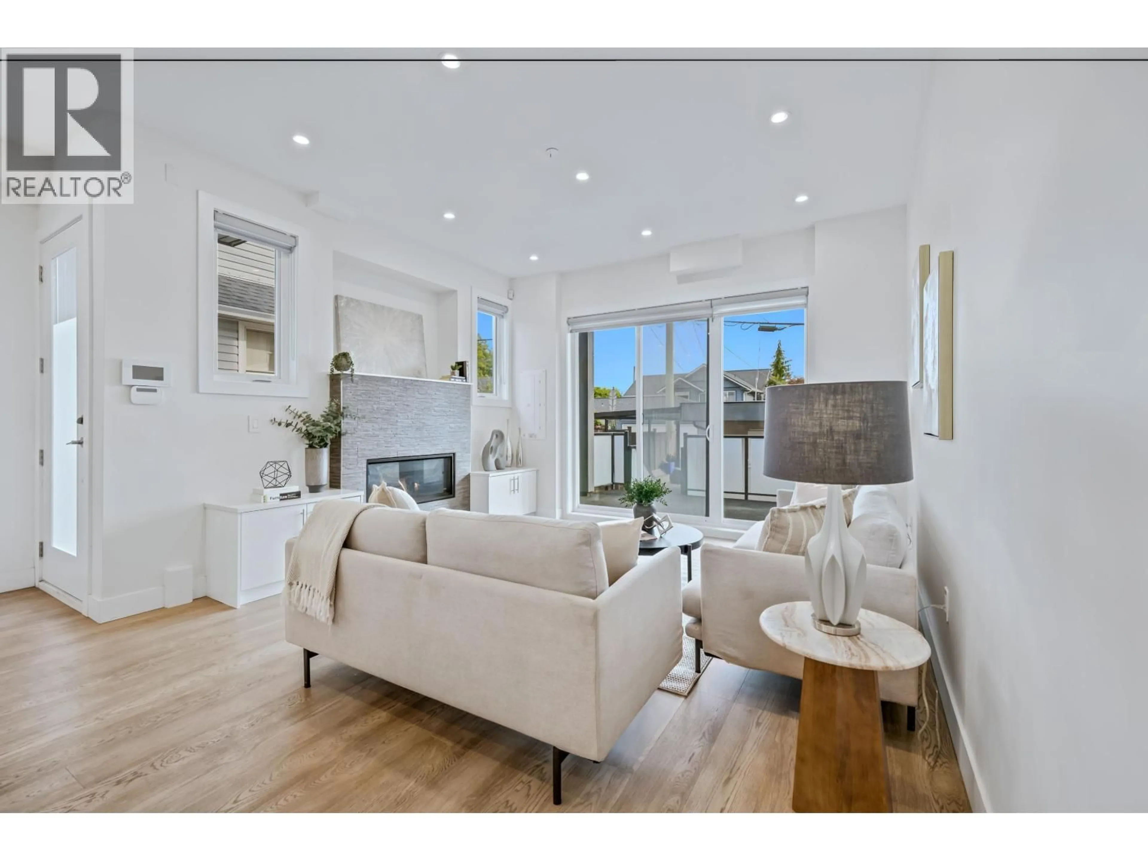 Living room with furniture, wood/laminate floor for 409 KEITH ROAD, North Vancouver British Columbia V7M1M2
