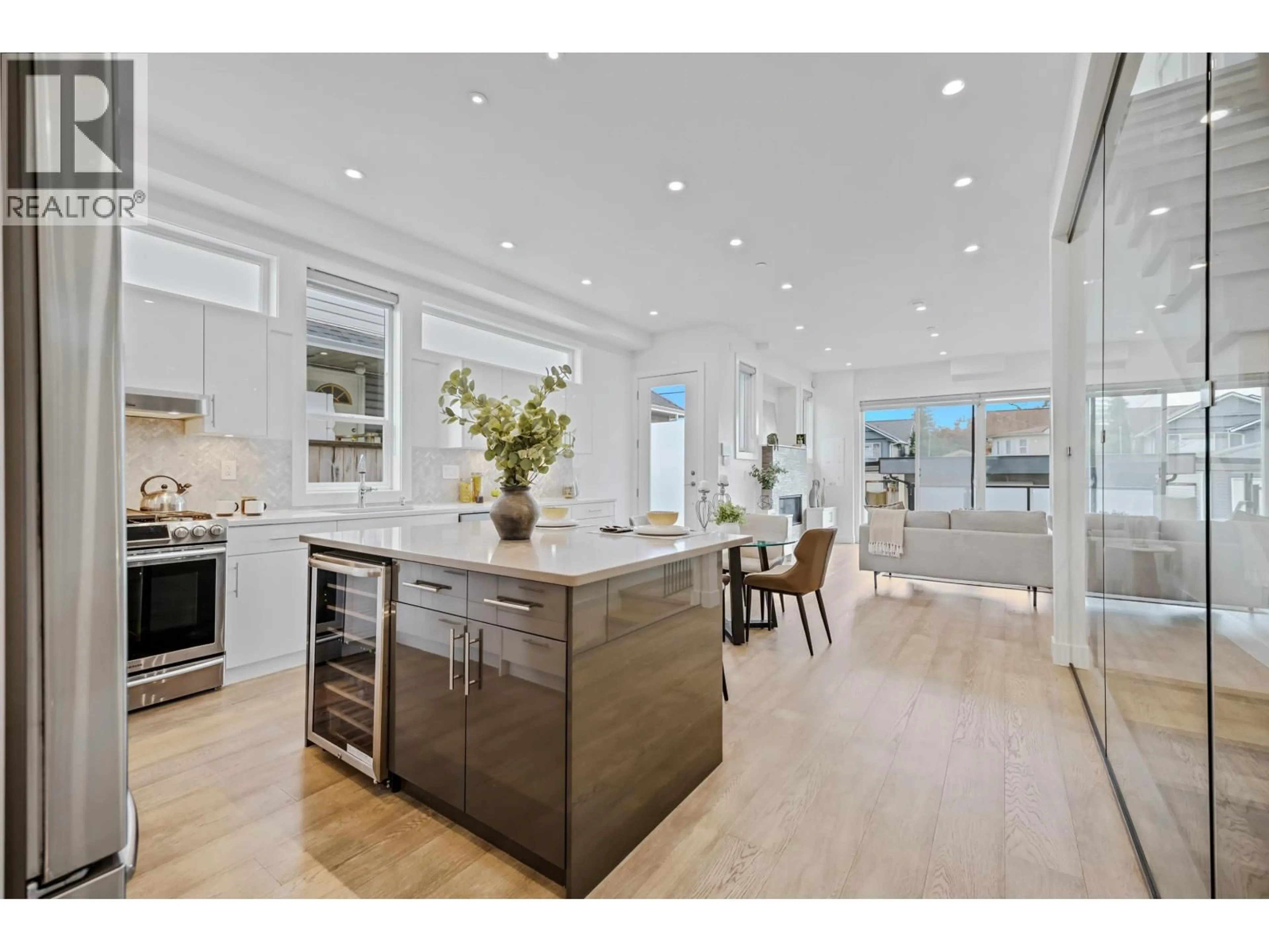 Open concept kitchen, unknown for 409 KEITH ROAD, North Vancouver British Columbia V7M1M2