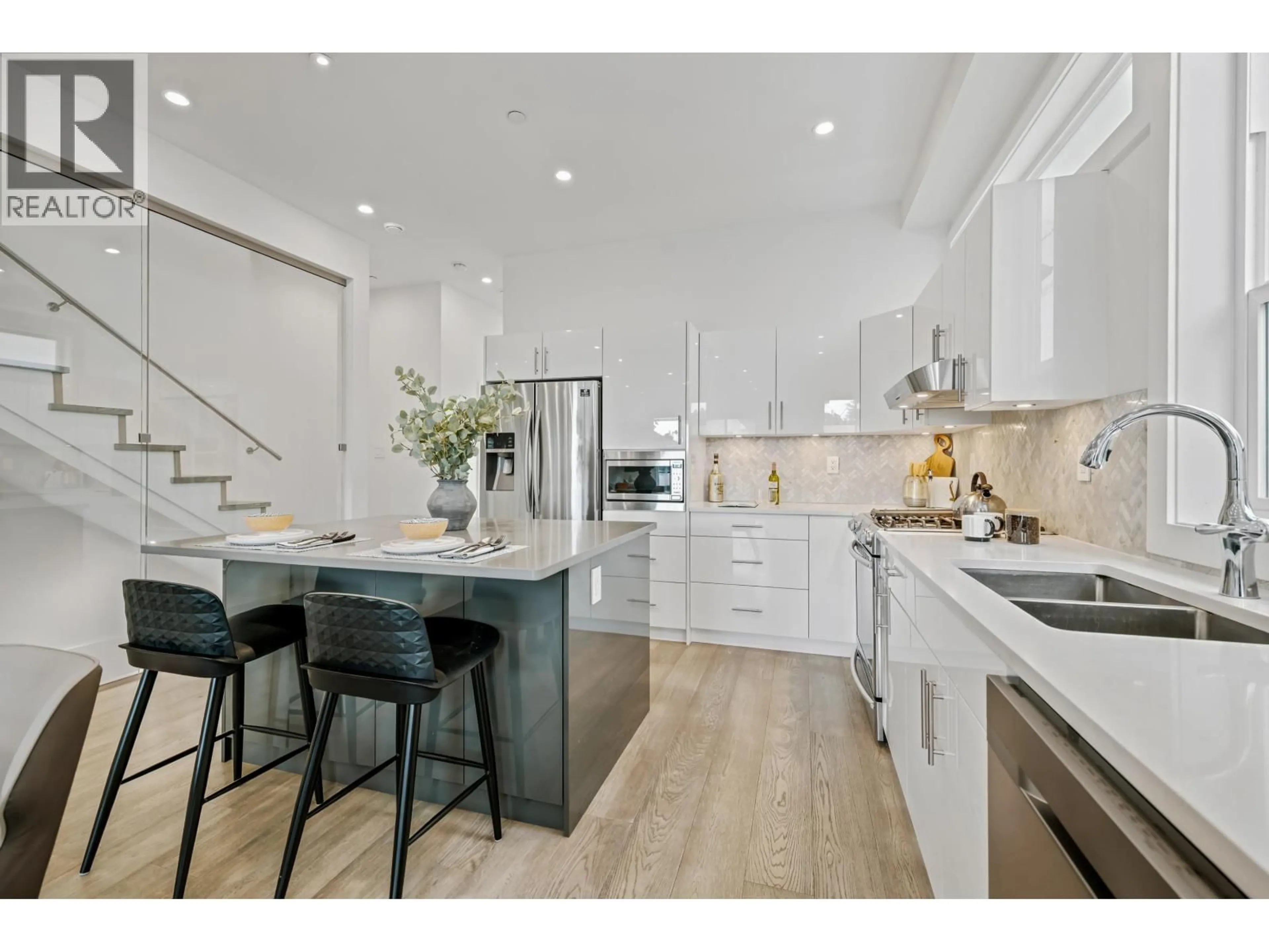 Open concept kitchen, unknown for 409 KEITH ROAD, North Vancouver British Columbia V7M1M2