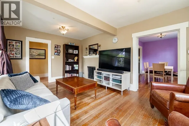 264 QUEENS ROAD, North Vancouver 2
