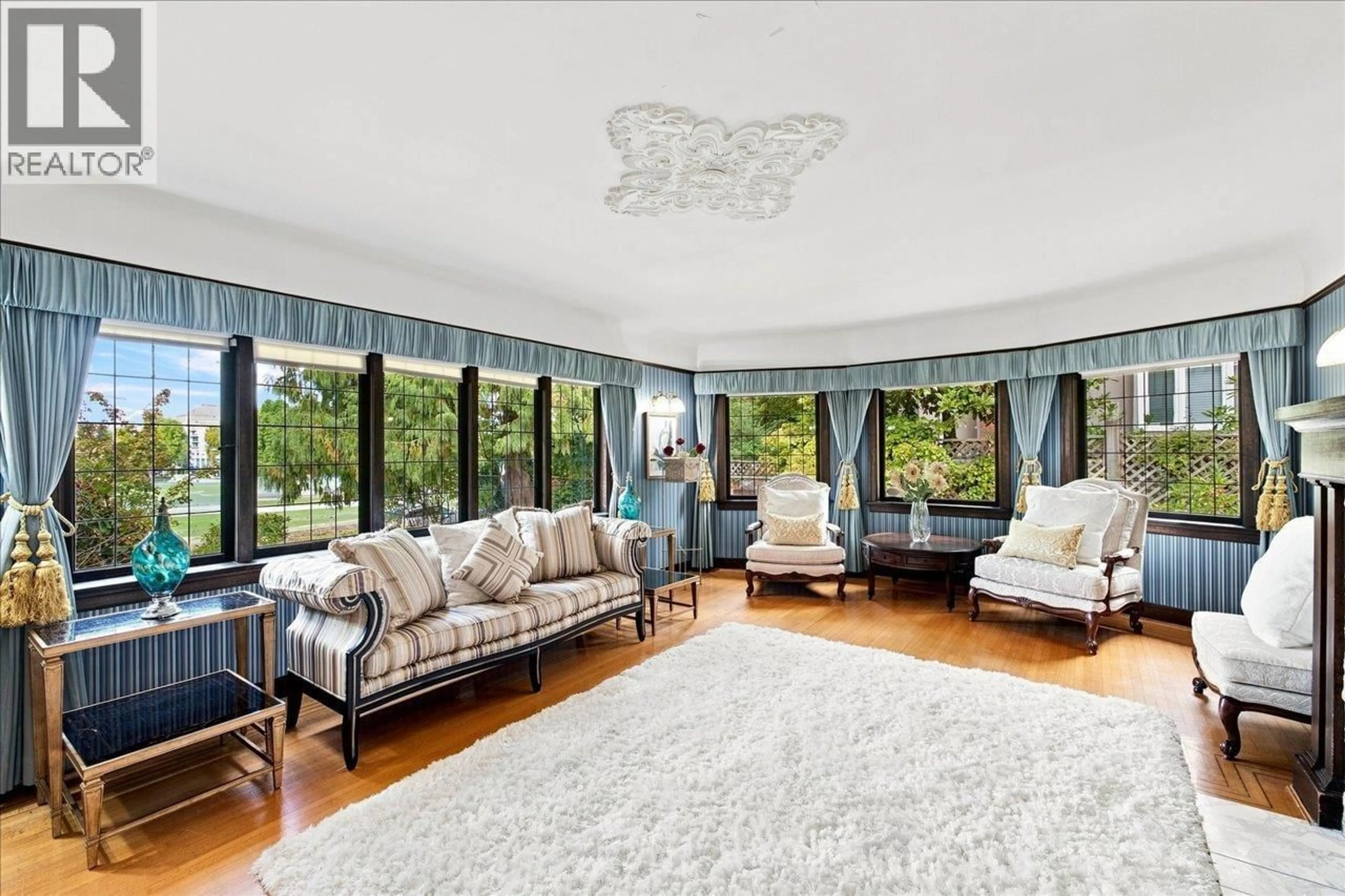 Living room with furniture, carpet floor for 5584 MAPLE STREET, Vancouver British Columbia V6M3T7