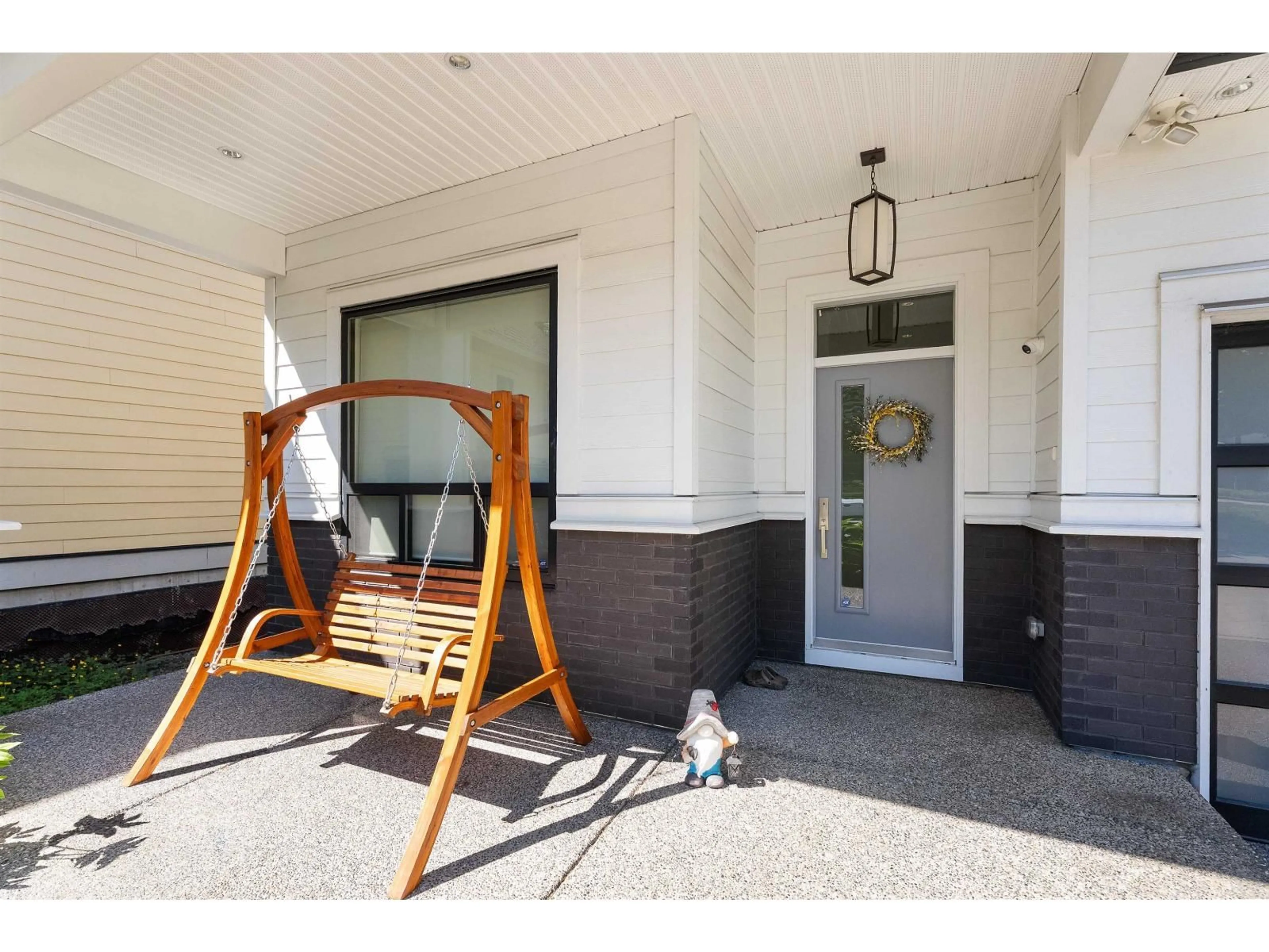 Indoor entryway for 3323 147 STREET, Surrey British Columbia V4P1Z8