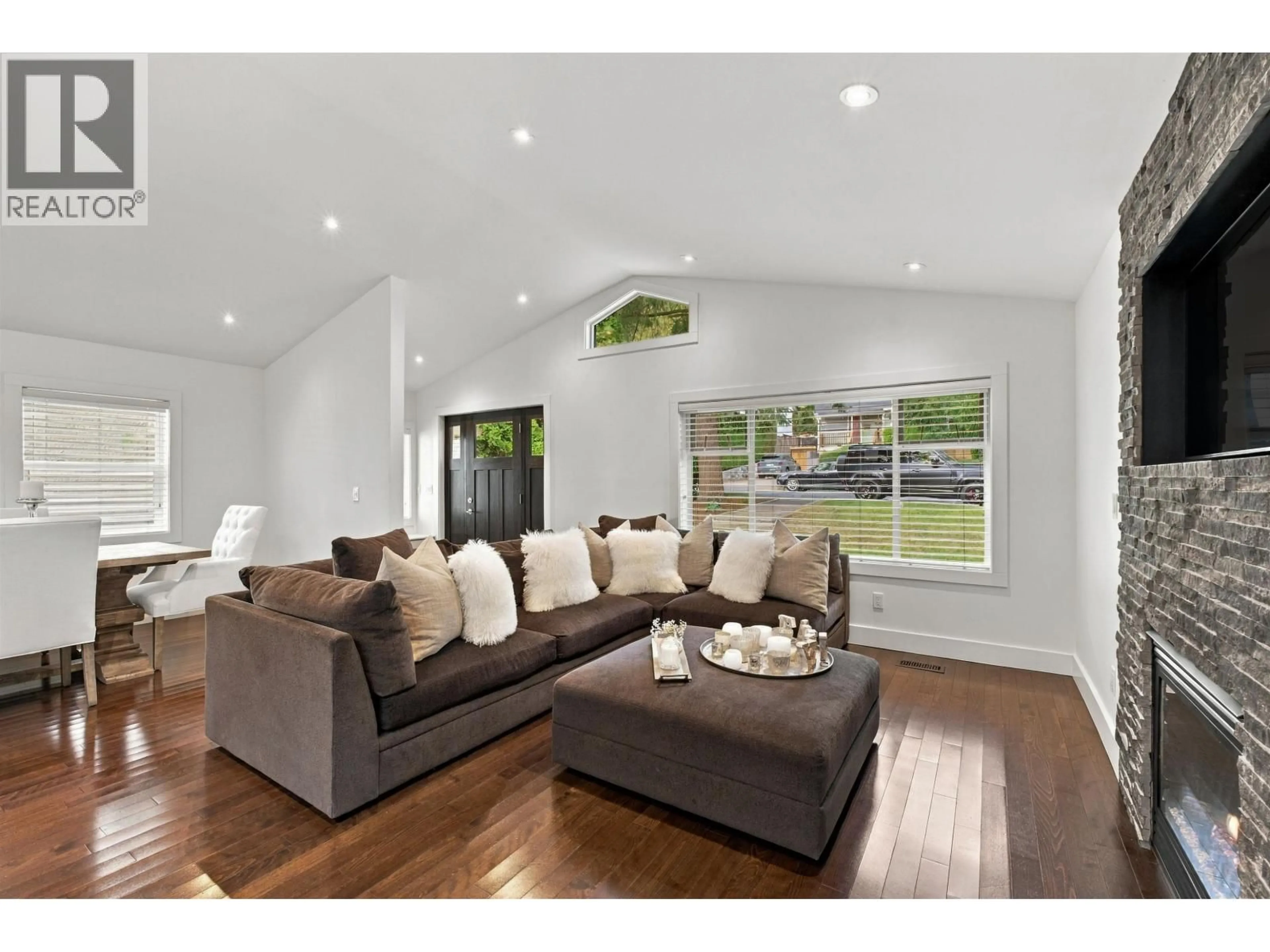 Living room with furniture, wood/laminate floor for 1153 WELLINGTON DRIVE, North Vancouver British Columbia V7K1L3