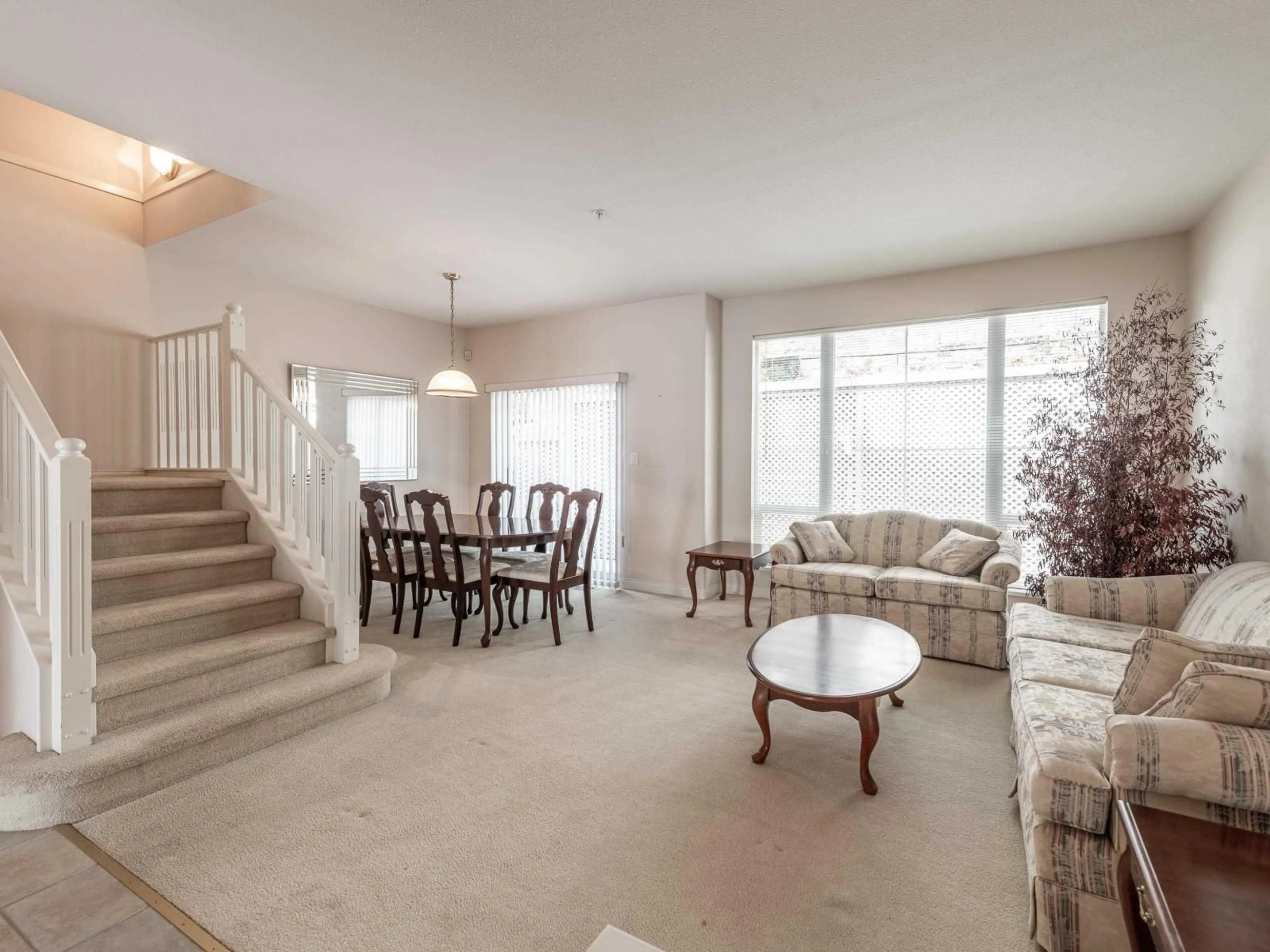 Living room with furniture, unknown for 1155 VIDAL STREET, White Rock British Columbia V4B3T4