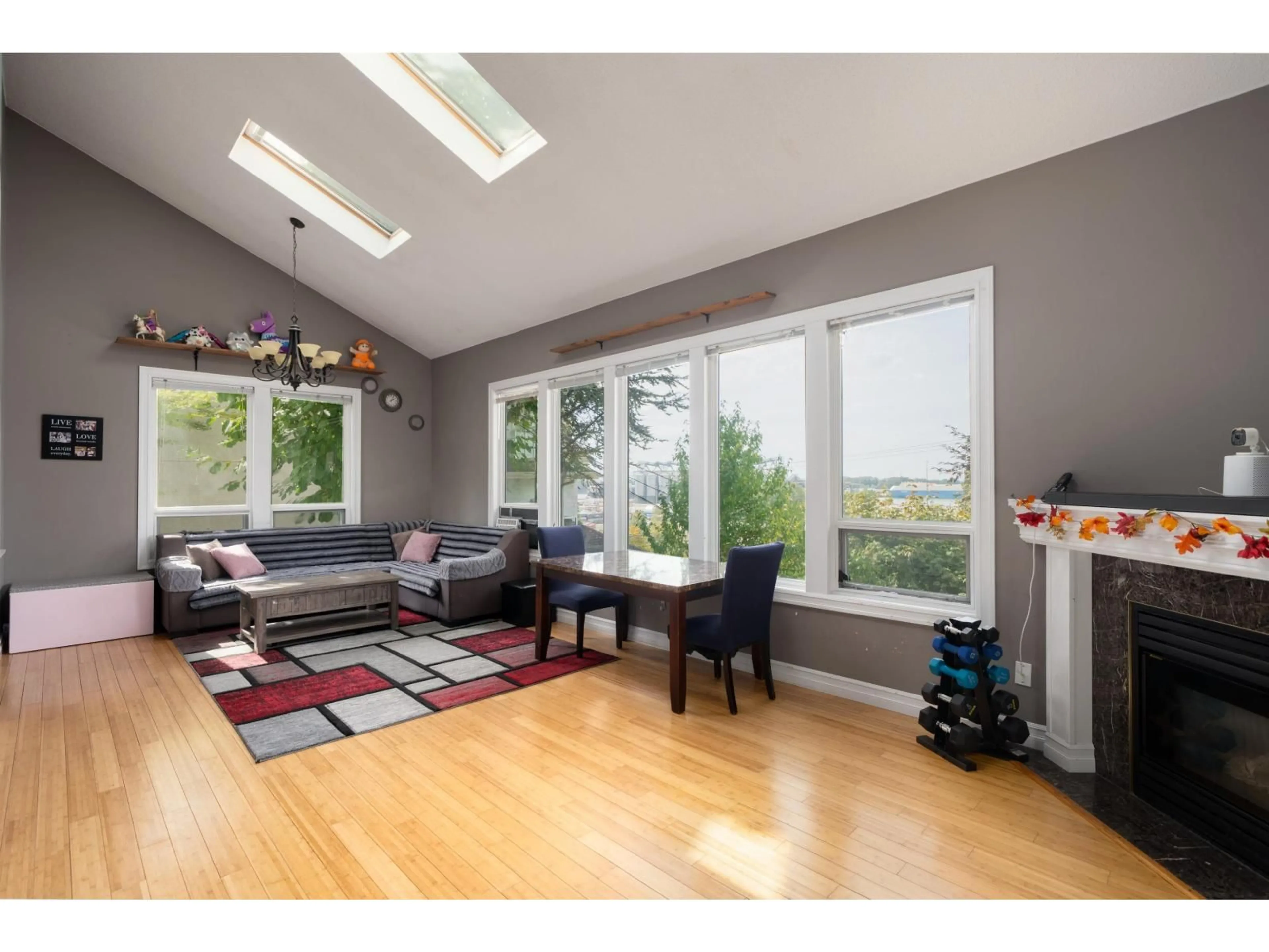 Living room with furniture, wood/laminate floor for 11378 RIVER ROAD, Surrey British Columbia V3V2V6