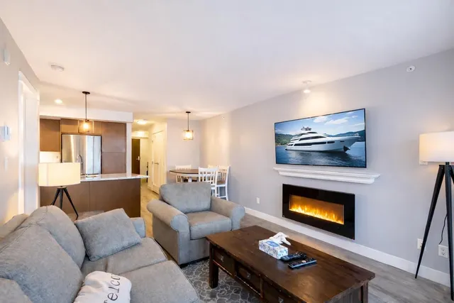 404 - 14955 VICTORIA AVENUE, White Rock 2