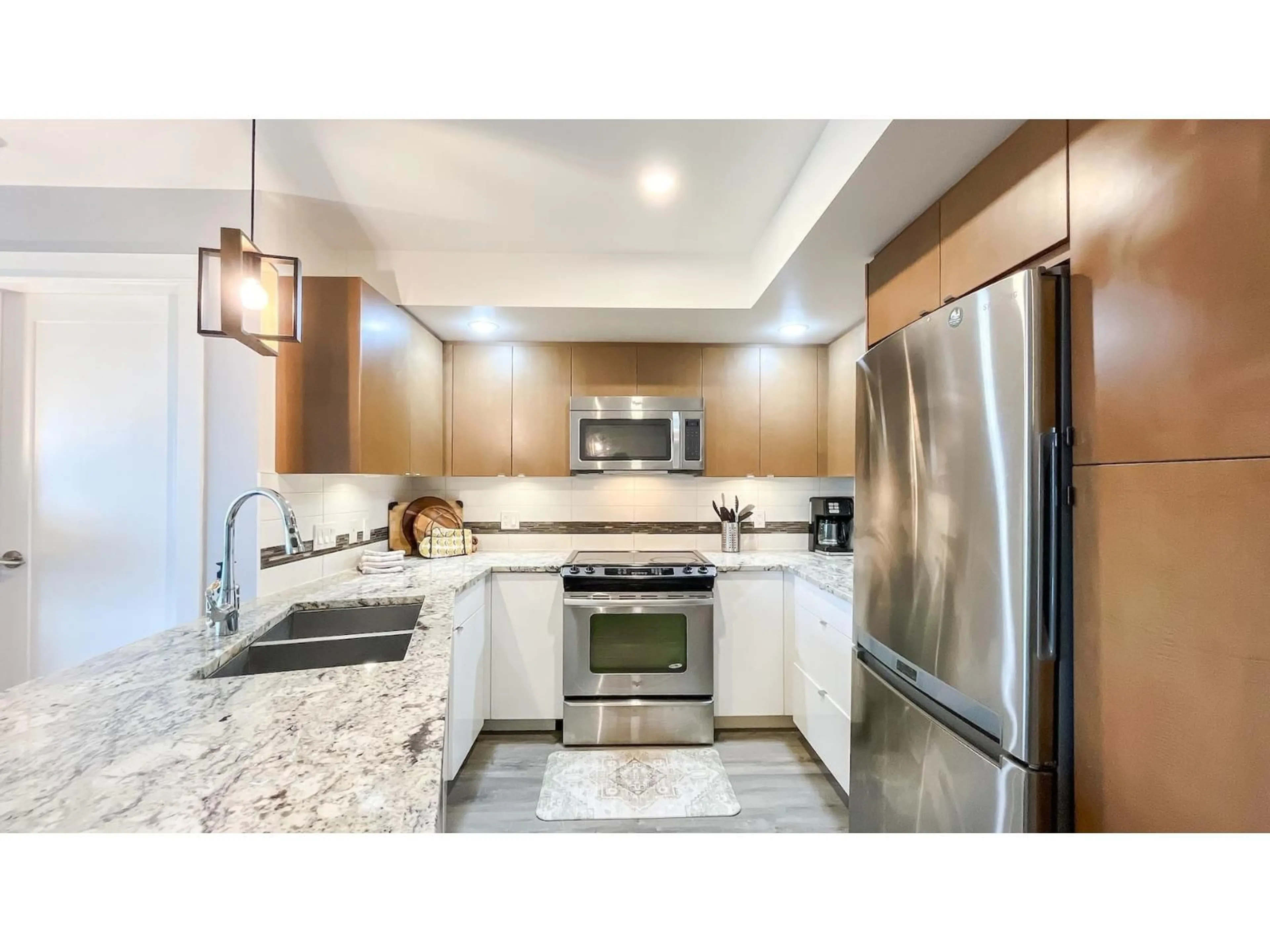 Contemporary kitchen, ceramic/tile floor for 404 - 14955 VICTORIA AVENUE, White Rock British Columbia V4B1G2