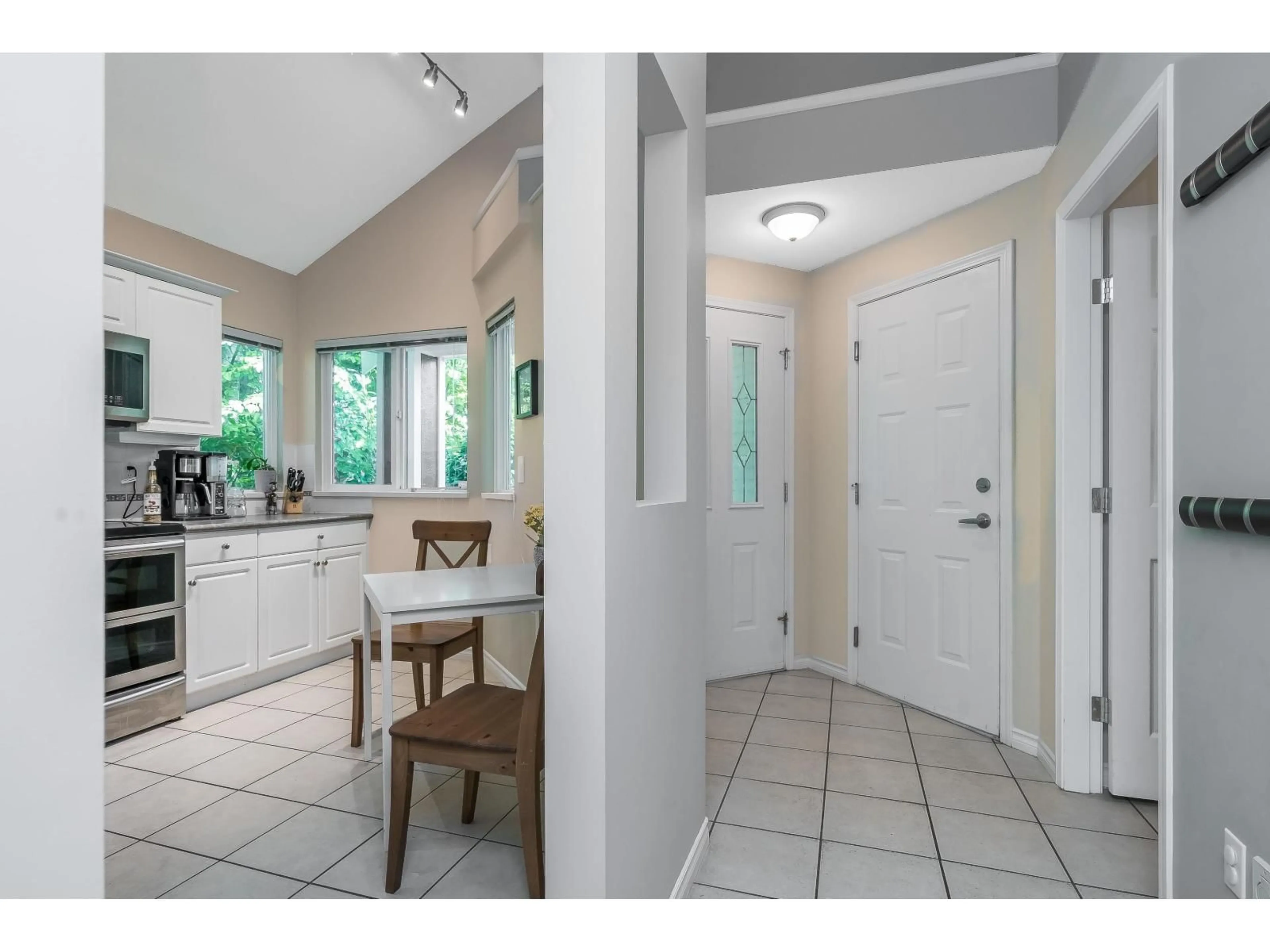 Indoor entryway for 75 - 15133 29A AVENUE, Surrey British Columbia V4P3G4