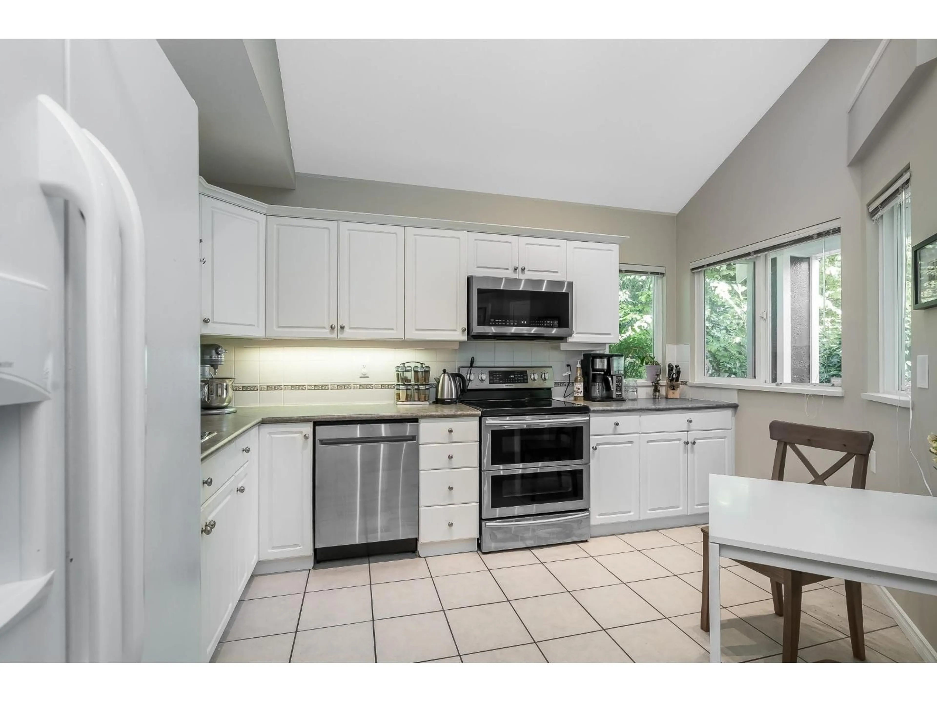 Open concept kitchen, ceramic/tile floor for 75 - 15133 29A AVENUE, Surrey British Columbia V4P3G4