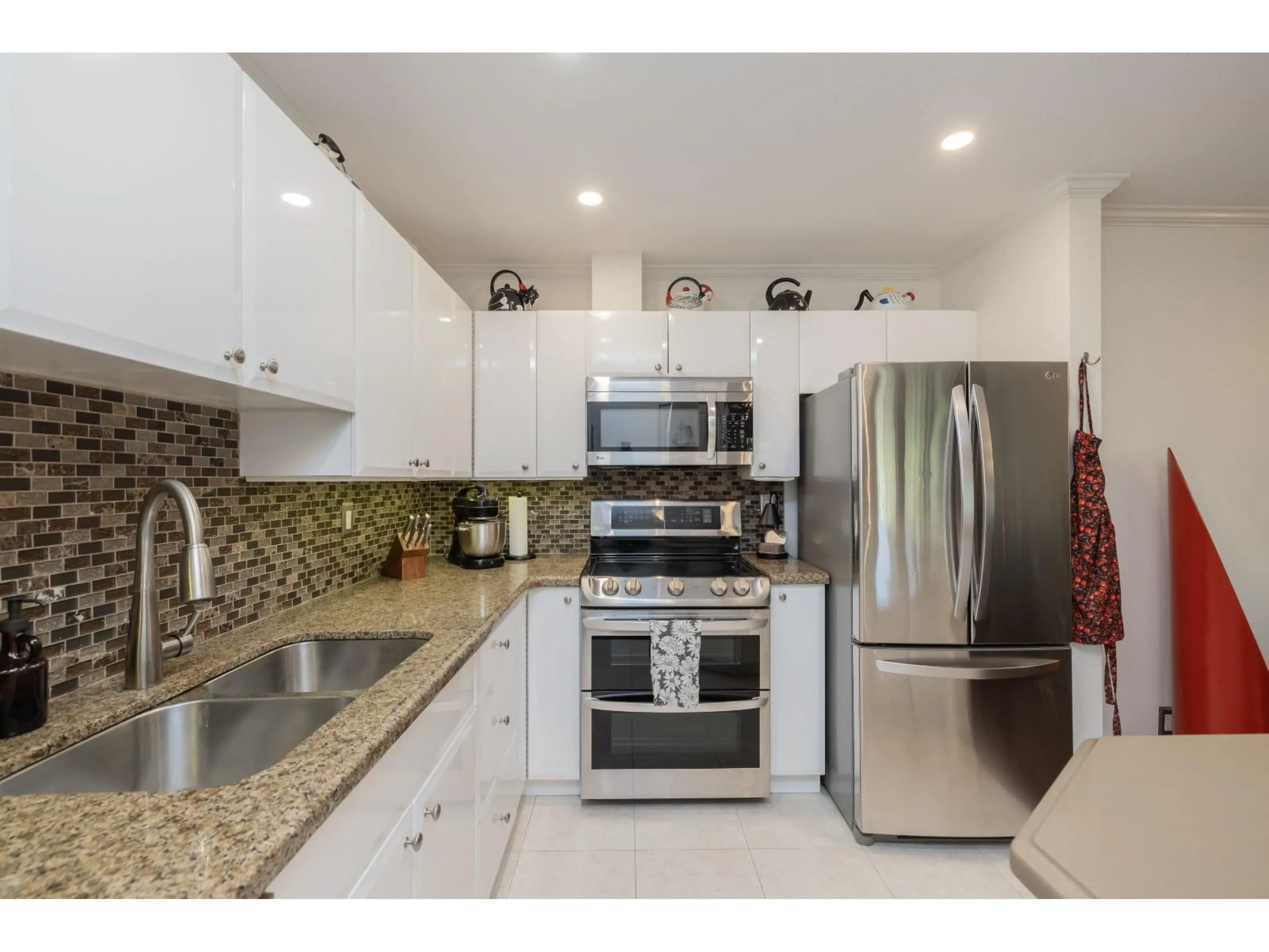 Open concept kitchen, ceramic/tile floor for 104 - 1952 152A STREET, Surrey British Columbia V4A9T2