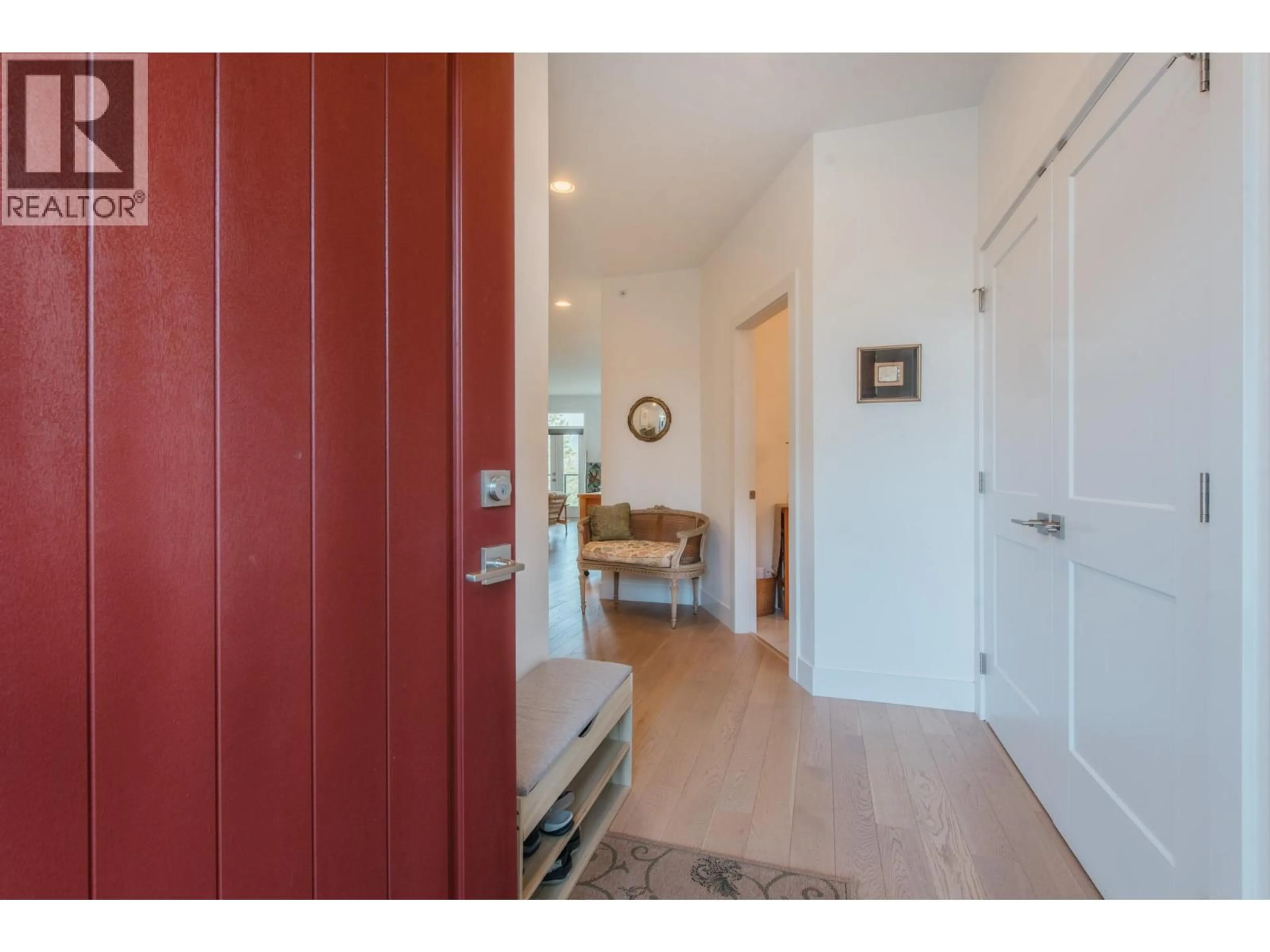 Indoor entryway for 302 - 5780 MARINE WAY, Sechelt British Columbia V7Z0L8