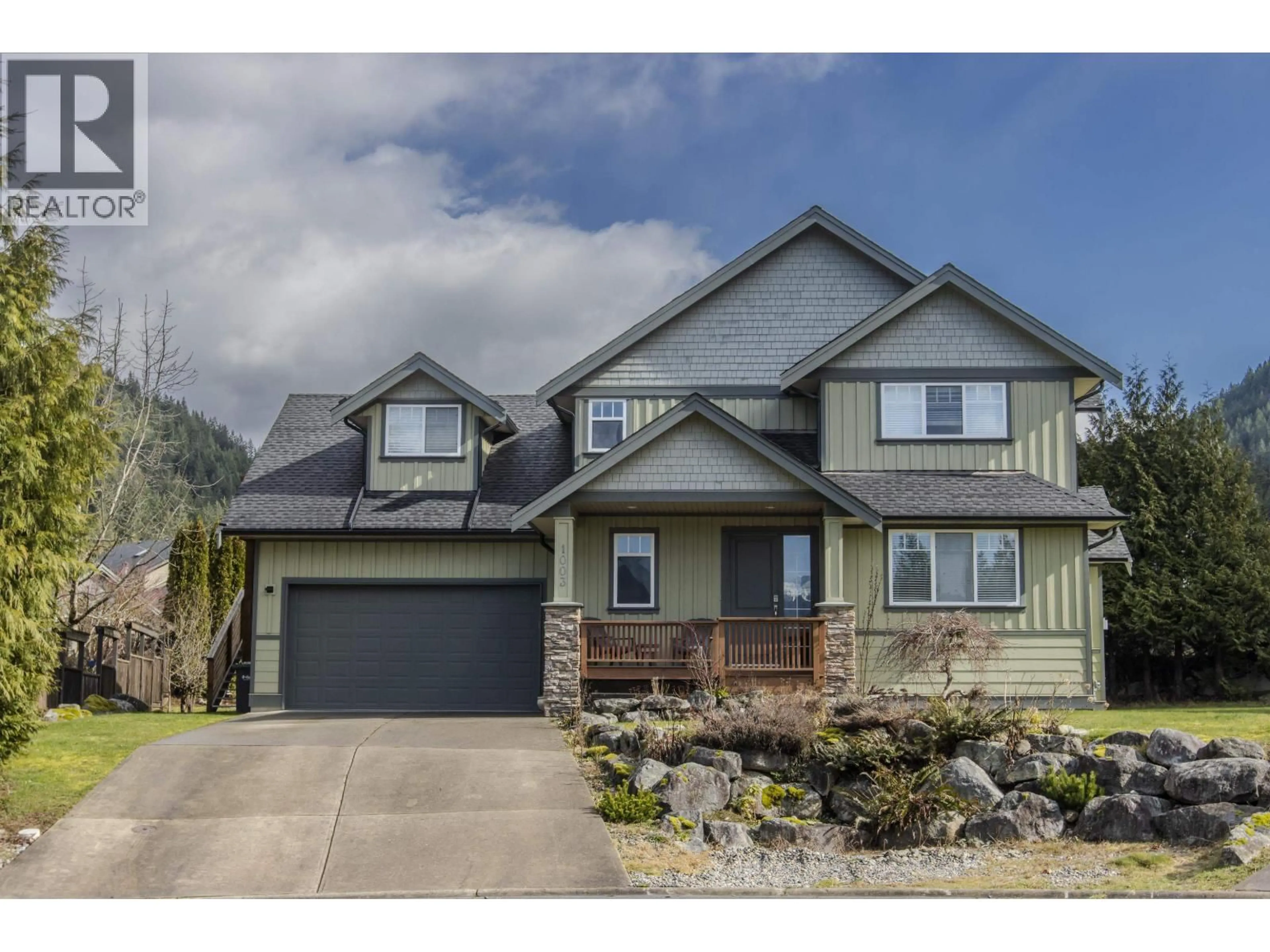 Home with vinyl exterior material, street for 1003 ASH PLACE, Squamish British Columbia V8B0W2