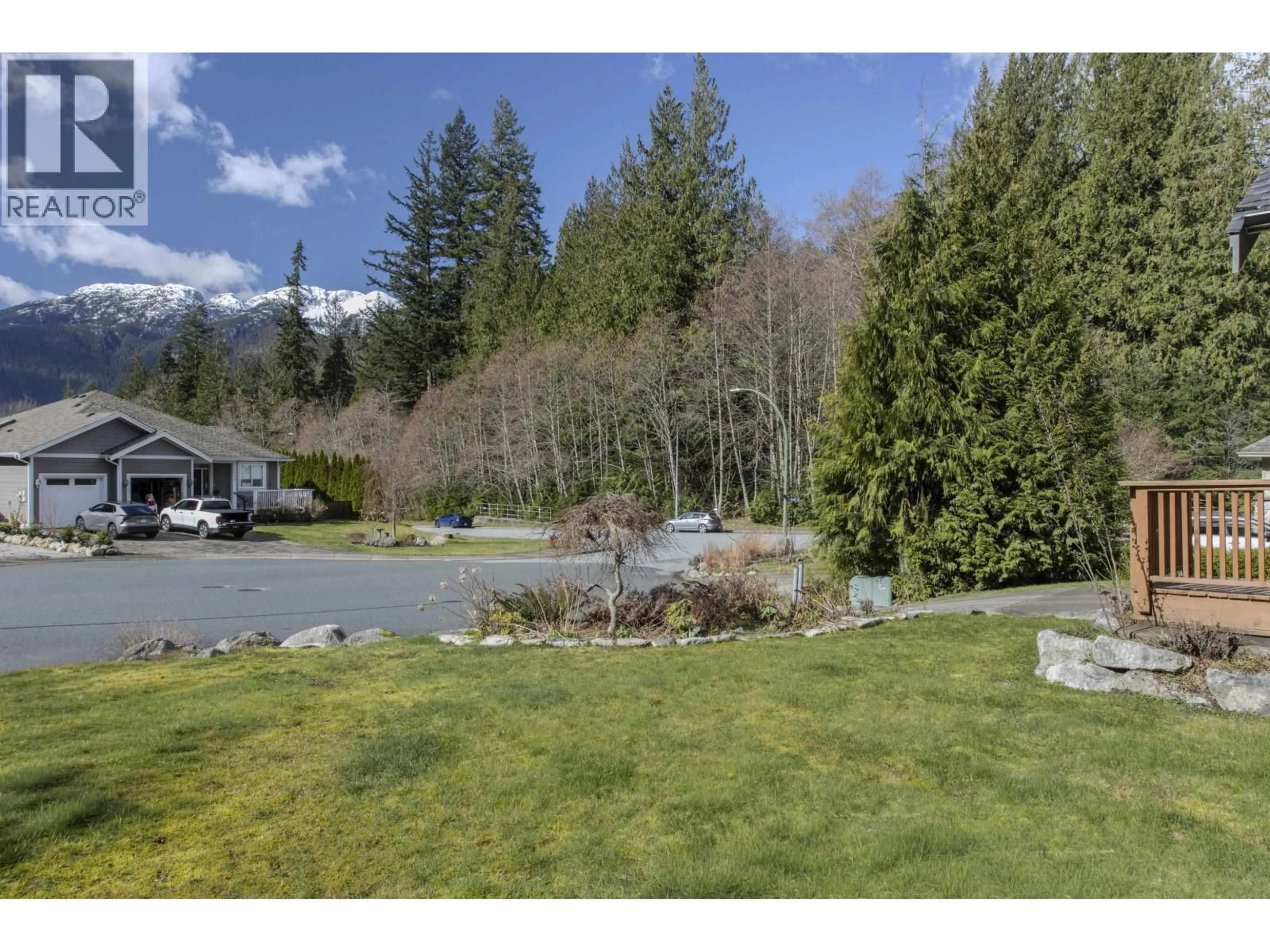 A pic from outside/outdoor area/front of a property/back of a property/a pic from drone, unknown for 1003 ASH PLACE, Squamish British Columbia V8B0W2