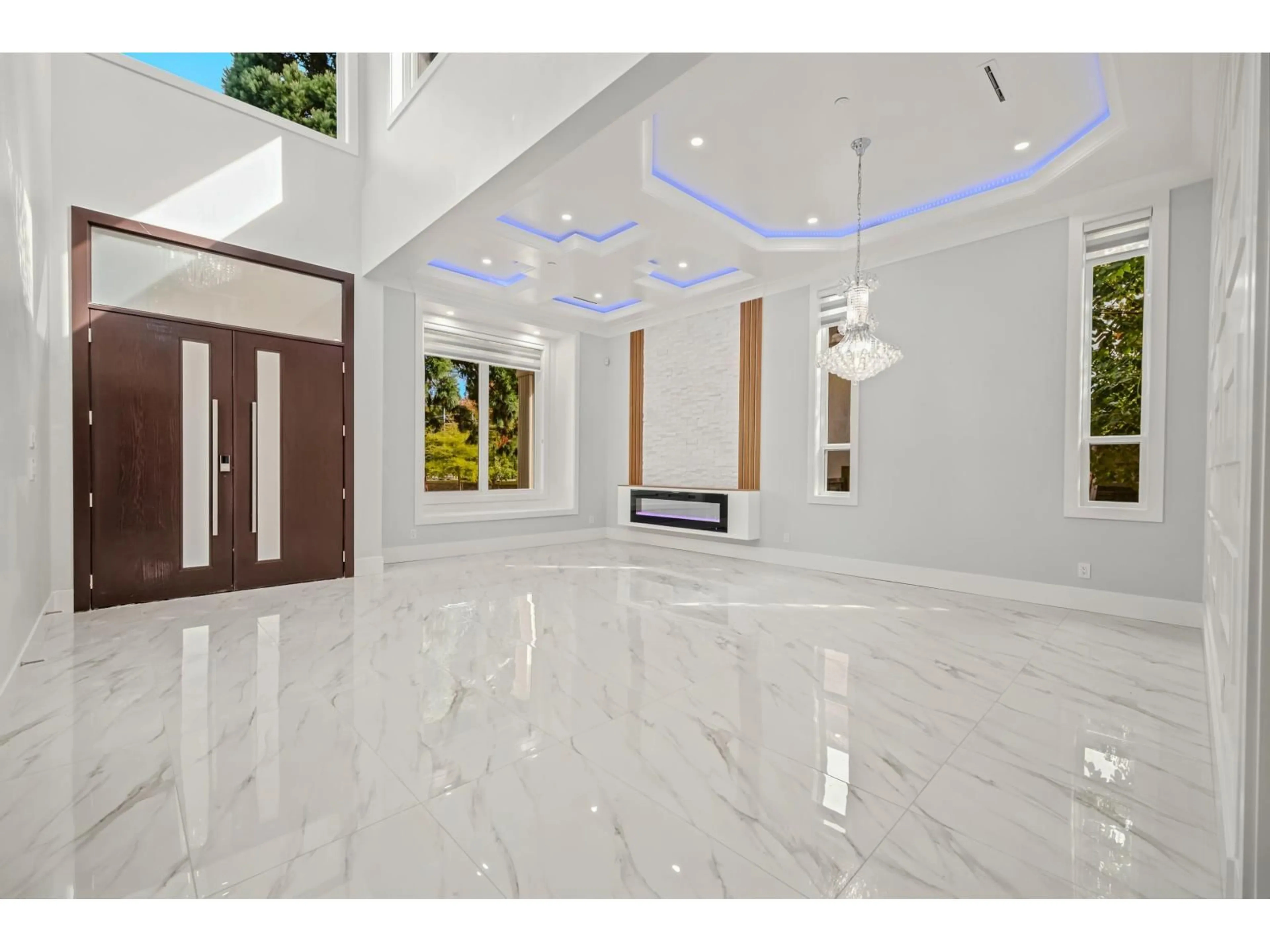 Indoor foyer for 15918 ROPER AVENUE, White Rock British Columbia V4B2H4