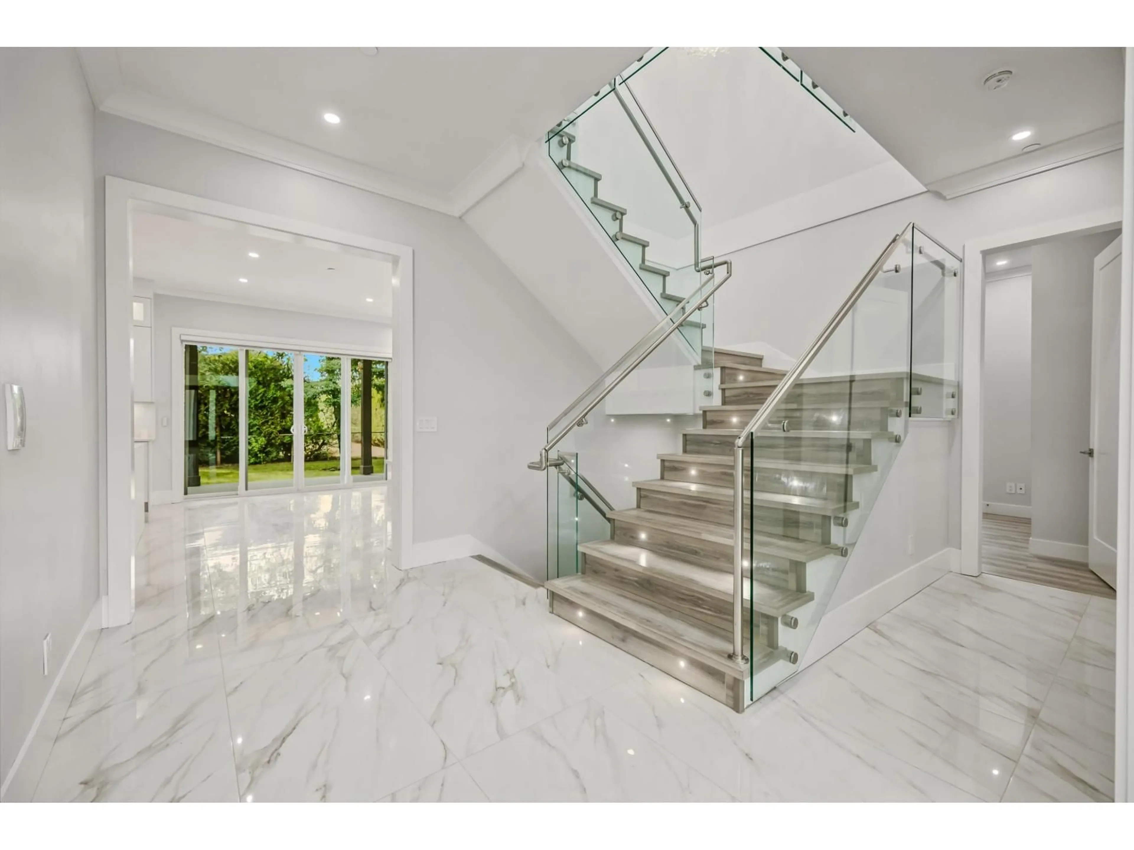 Stairs for 15918 ROPER AVENUE, White Rock British Columbia V4B2H4