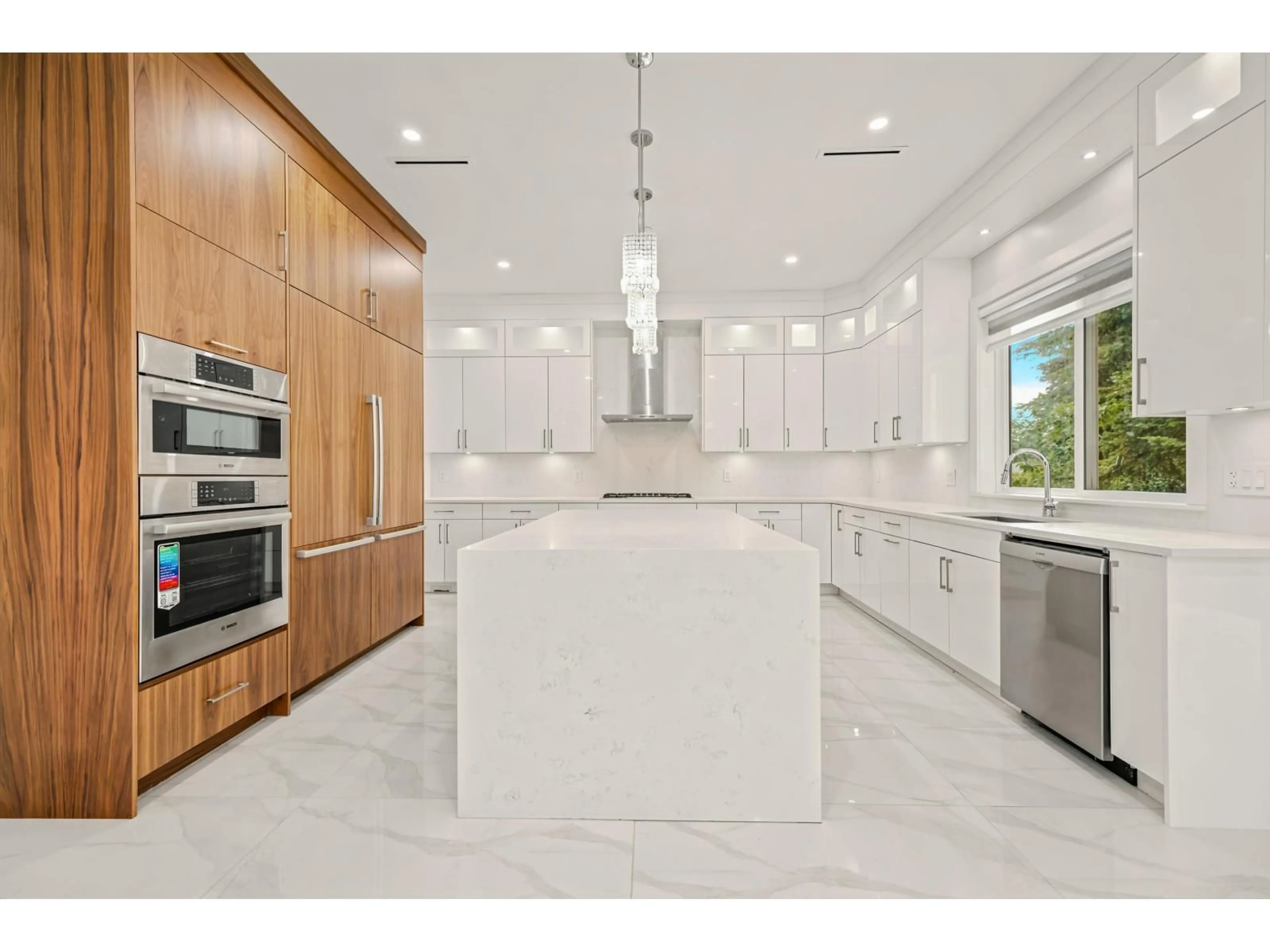 Contemporary kitchen, ceramic/tile floor for 15918 ROPER AVENUE, White Rock British Columbia V4B2H4