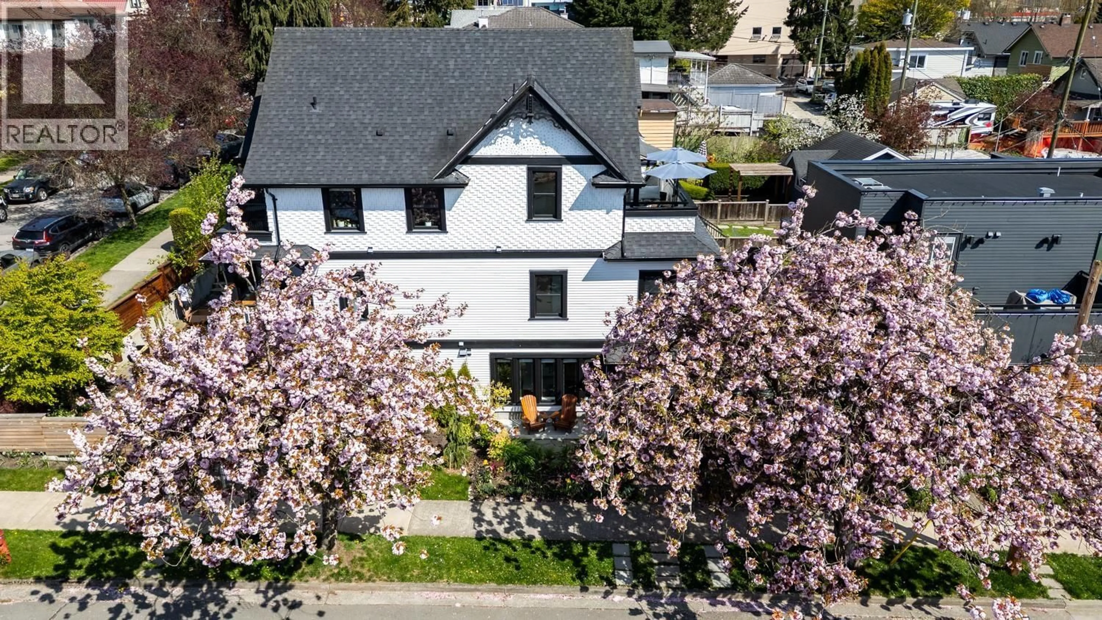 A pic from outside/outdoor area/front of a property/back of a property/a pic from drone, street for 3918 CAROLINA STREET, Vancouver British Columbia V5V1X8