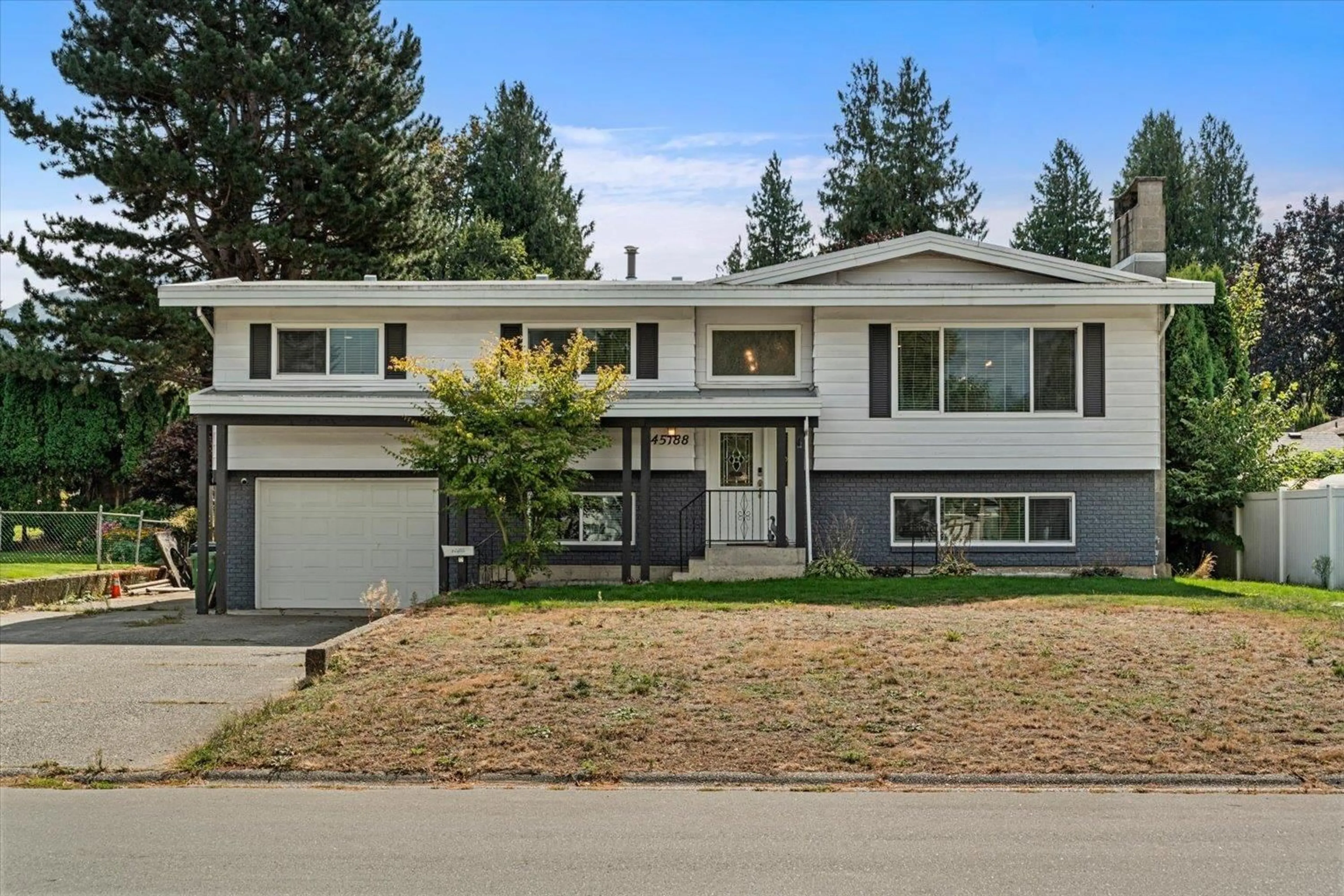 Home with vinyl exterior material, street for 45188 REDWOOD AVENUE, Chilliwack British Columbia V2R1W2
