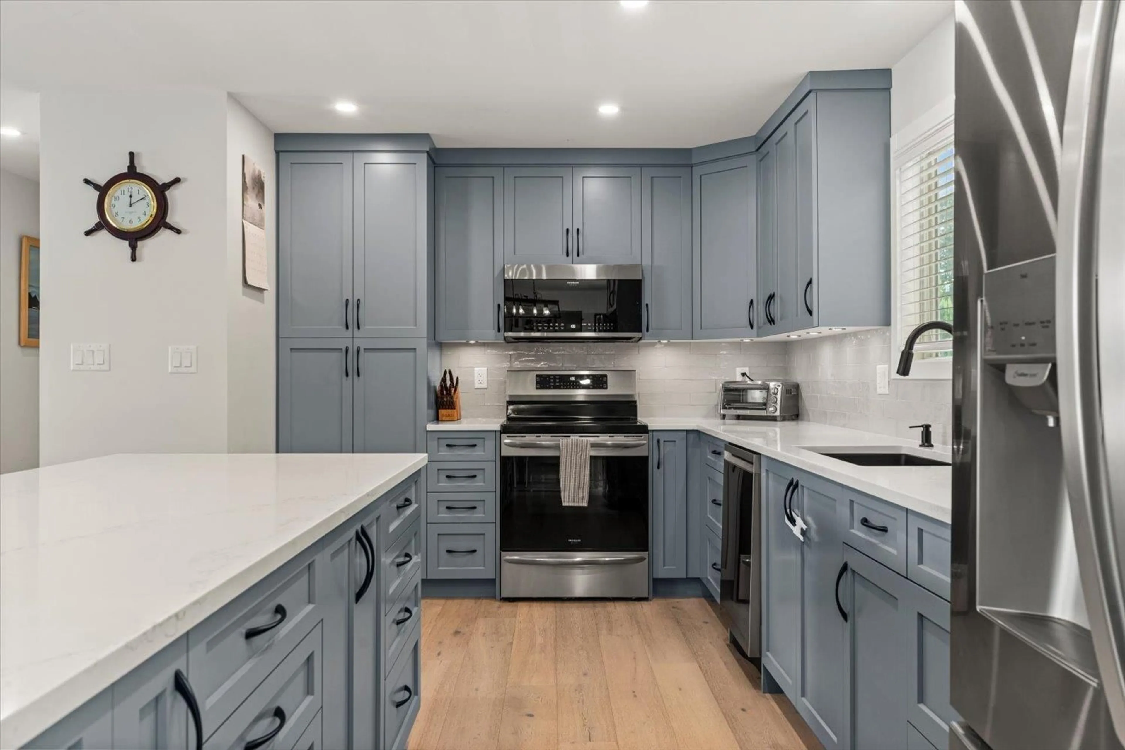 Contemporary kitchen, unknown for 45188 REDWOOD AVENUE, Chilliwack British Columbia V2R1W2