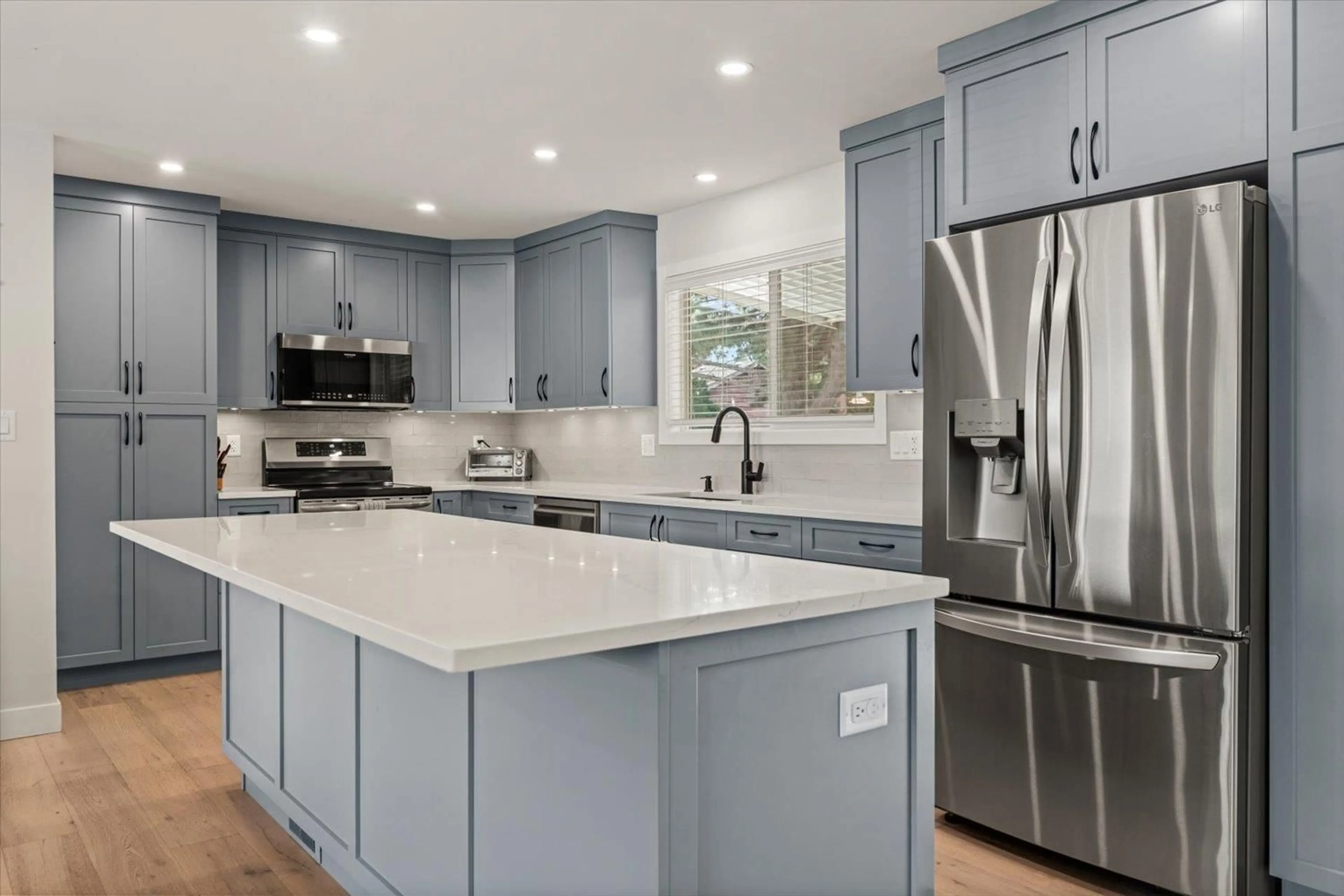 Open concept kitchen, ceramic/tile floor for 45188 REDWOOD AVENUE, Chilliwack British Columbia V2R1W2