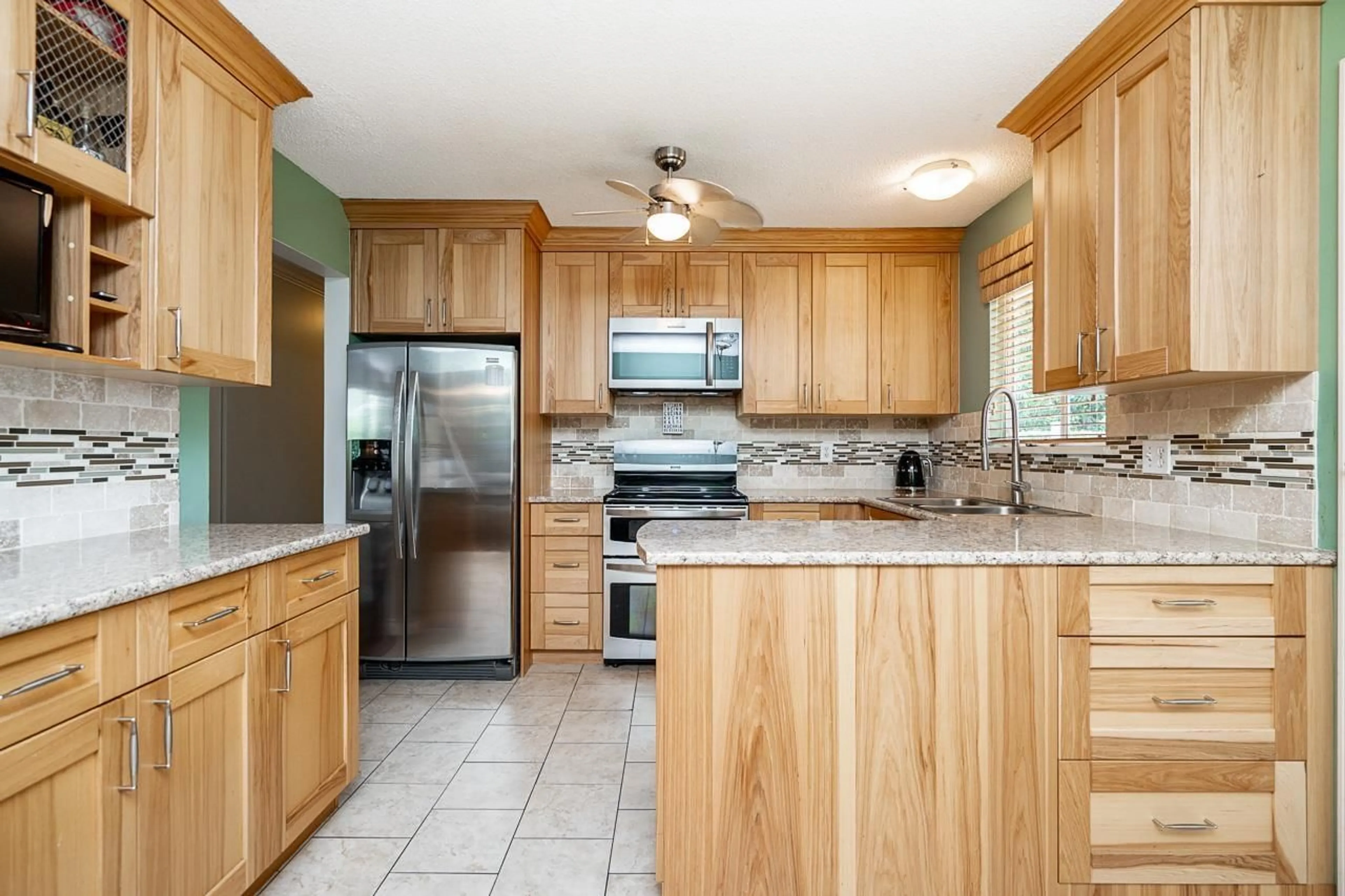 Open concept kitchen, ceramic/tile floor for 7159 114A STREET, Delta British Columbia V4E1X3